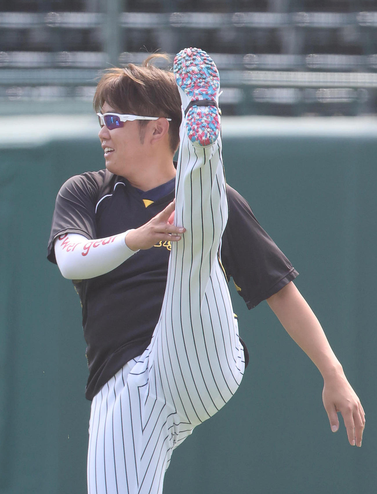 投手指名練習でストレッチする西勇（撮影・白石智彦）