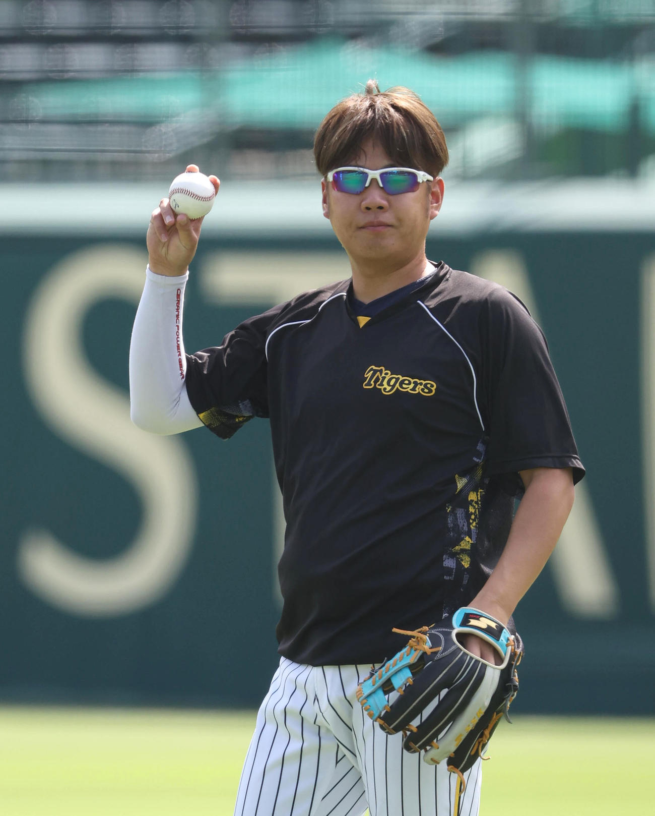 投手指名練習でキャッチボールする西勇（撮影・白石智彦）