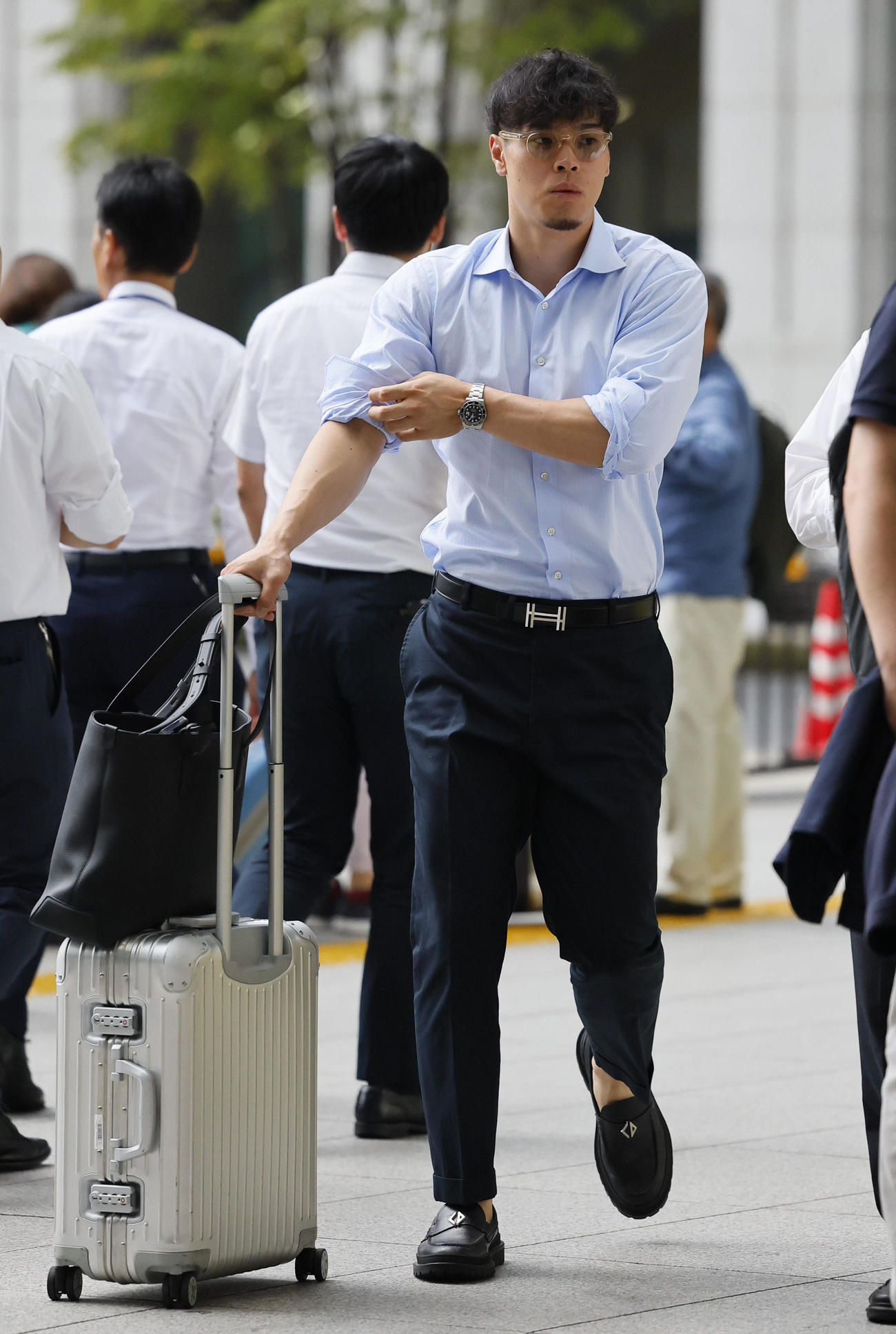 名古屋に移動する阪神佐藤輝（撮影・藤尾明華）