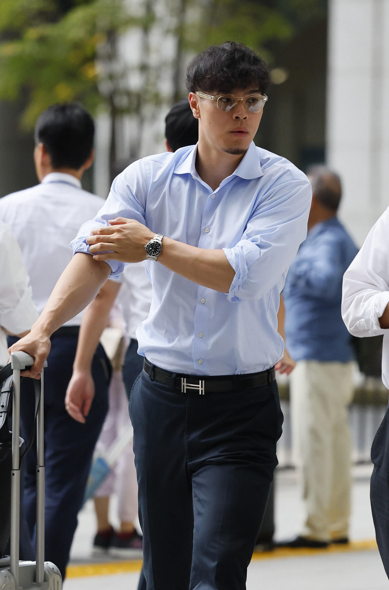 中日戦に向け移動する阪神佐藤輝（撮影・藤尾明華）