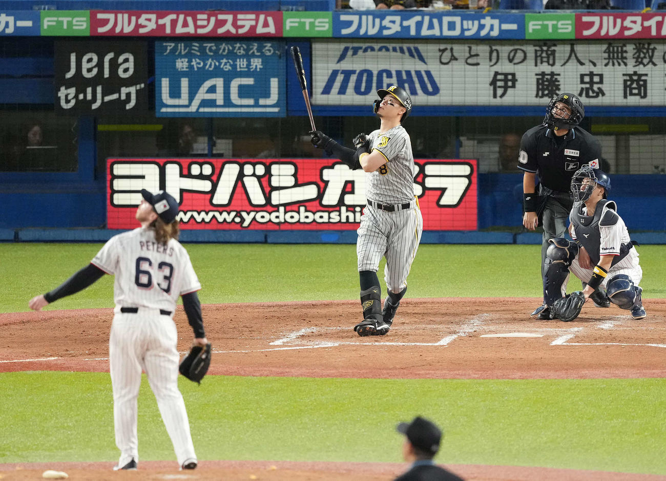 23年9月2日、ヤクルト対阪神　3回表阪神2死一、三塁、右越え3点本塁打を放つ佐藤輝明