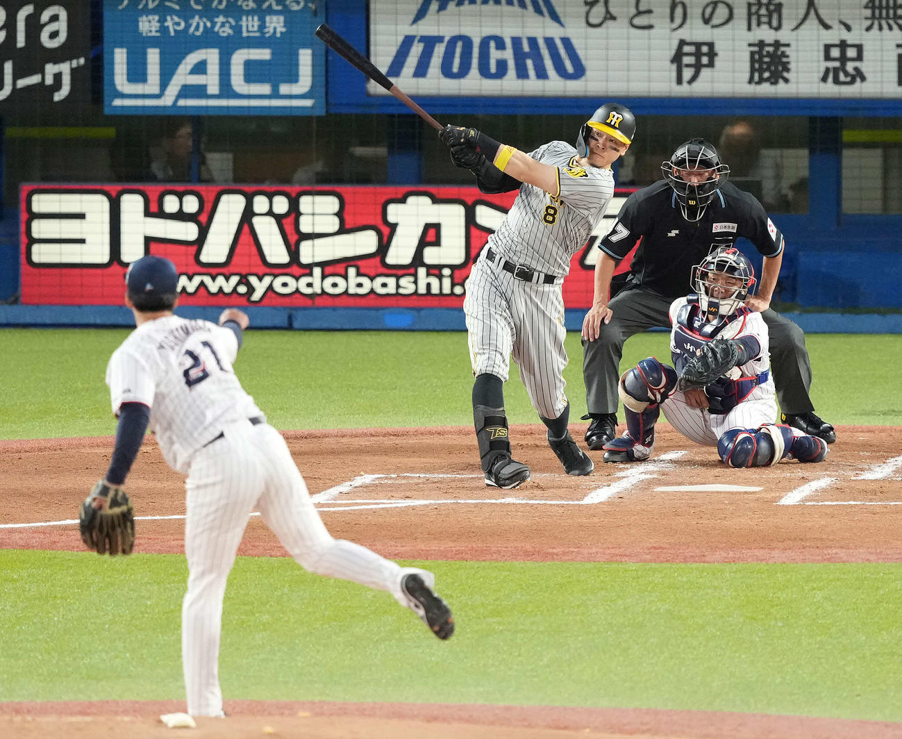 23年9月3日、ヤクルト対阪神　1回表阪神1死二、三塁、右越え3点本塁打を放つ佐藤輝明