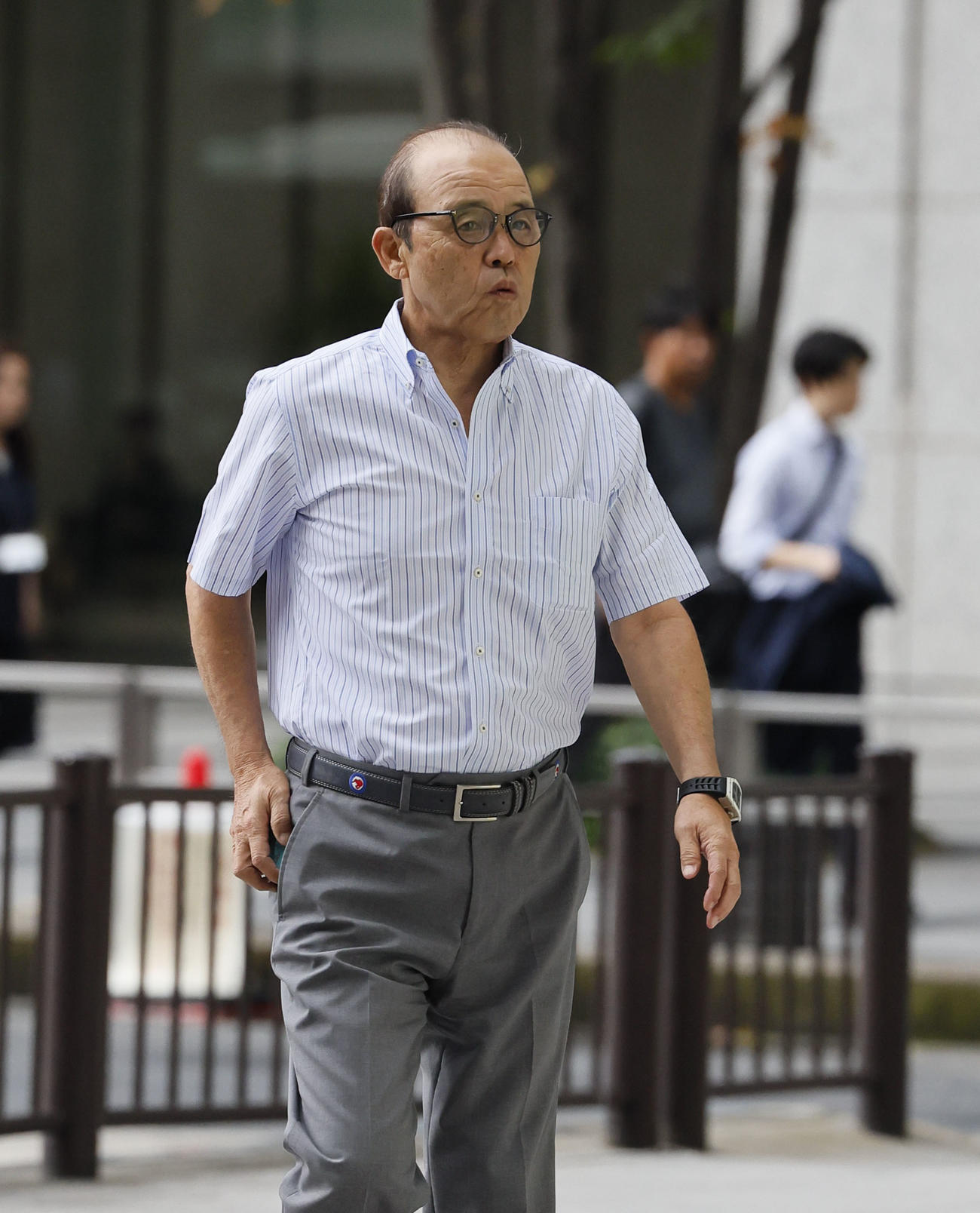 名古屋に移動する阪神岡田監督（撮影・藤尾明華）