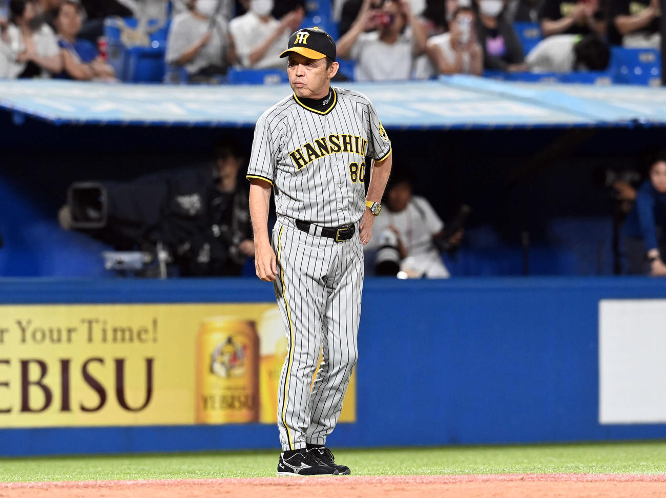 23年9月3日、試合終了後、ぶ然とした表情でヤクルトベンチを見つめる阪神岡田監督