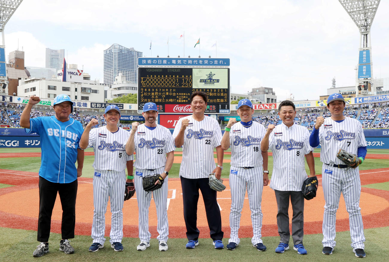 DeNA対西武　試合前、笑顔を見せる98年の横浜優勝メンバー。左から金村義明氏、石井コーチ、ロバート・ローズ氏、佐々木主浩氏、三浦監督、谷繁元信氏、鈴木コーチが並び笑顔でガッツポーズ（2023年6月3日撮影）