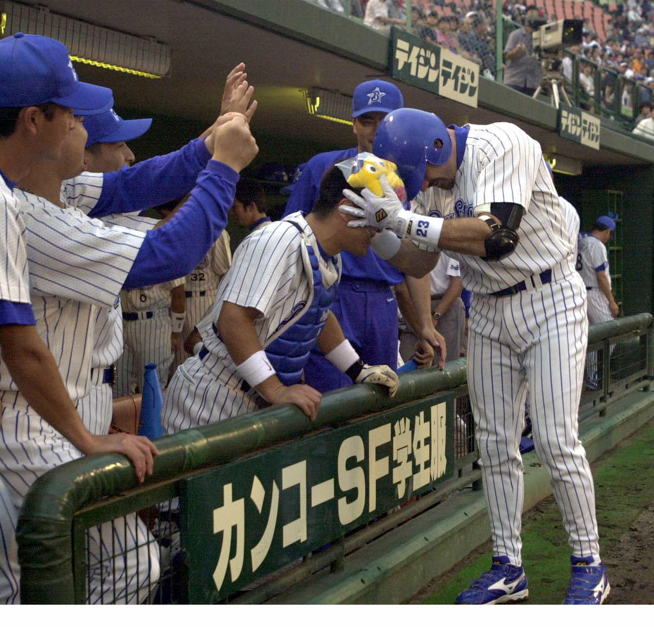 横浜対中日　右越え2点本塁打を放ったローズ（右）は、谷繁元信の祝福に頭突のお返し