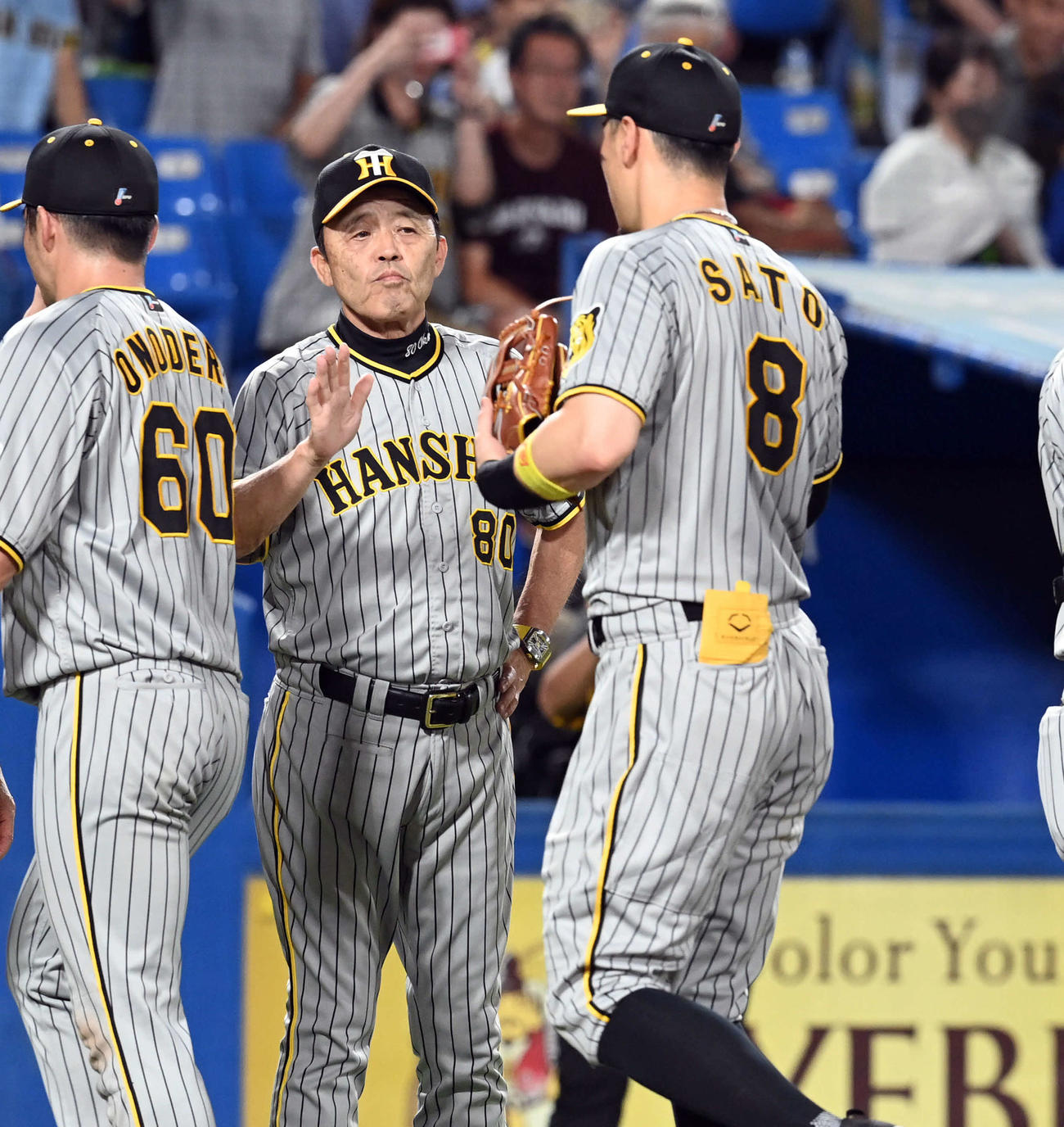 ヤクルトに勝利し、佐藤輝を迎える阪神岡田監督（2023年9月3日撮影）