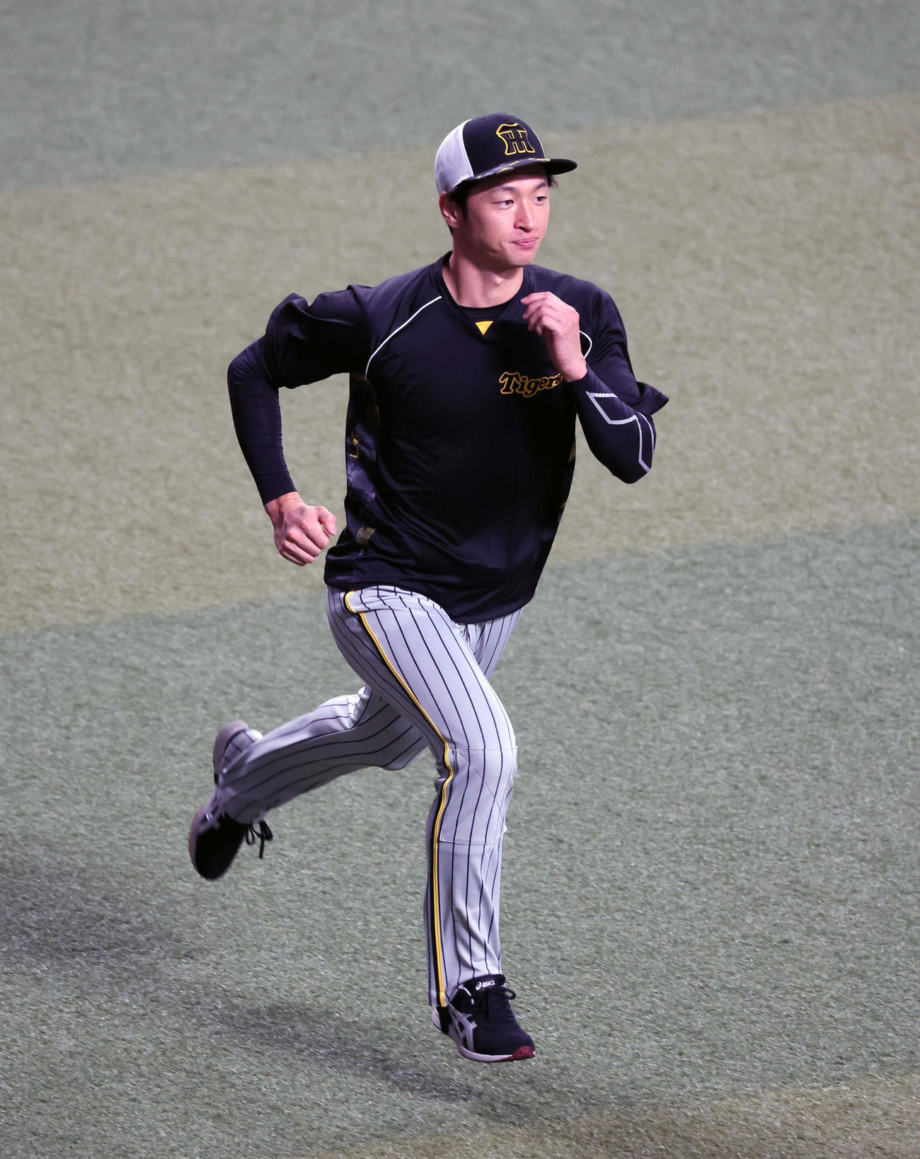 中日対阪神　外野で短距離をダッシュする近本（撮影・加藤哉）