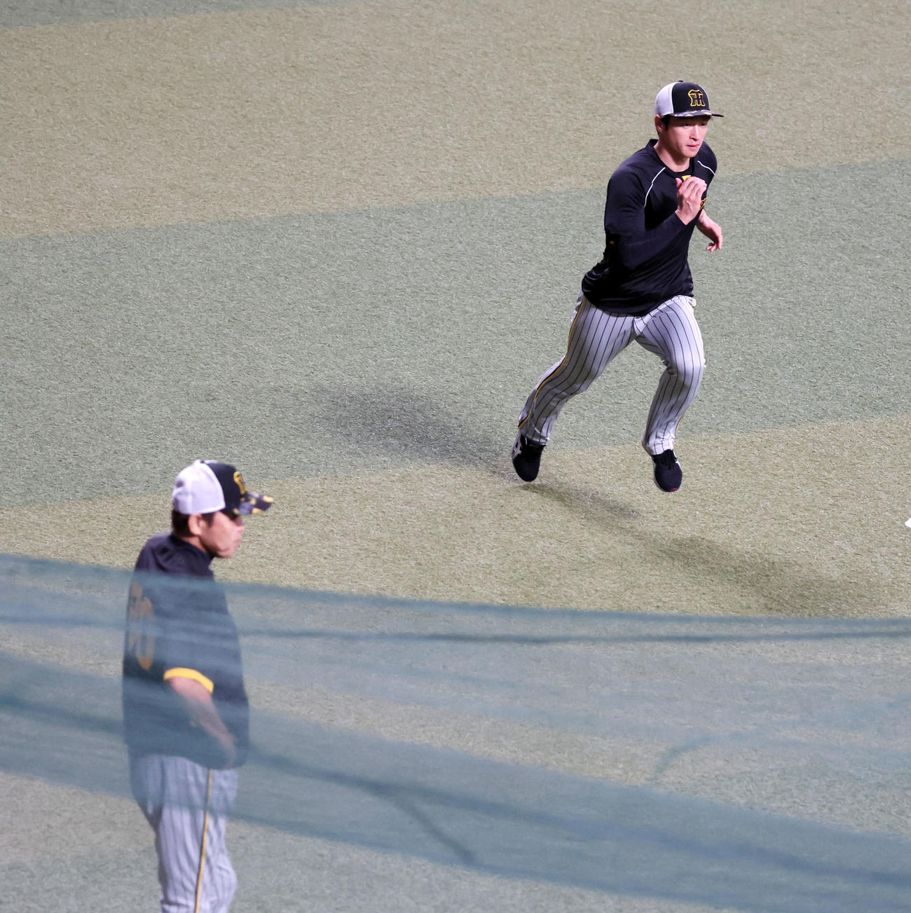 中日対阪神　岡田監督（左）の前で短距離をダッシュする近本（撮影・加藤哉）