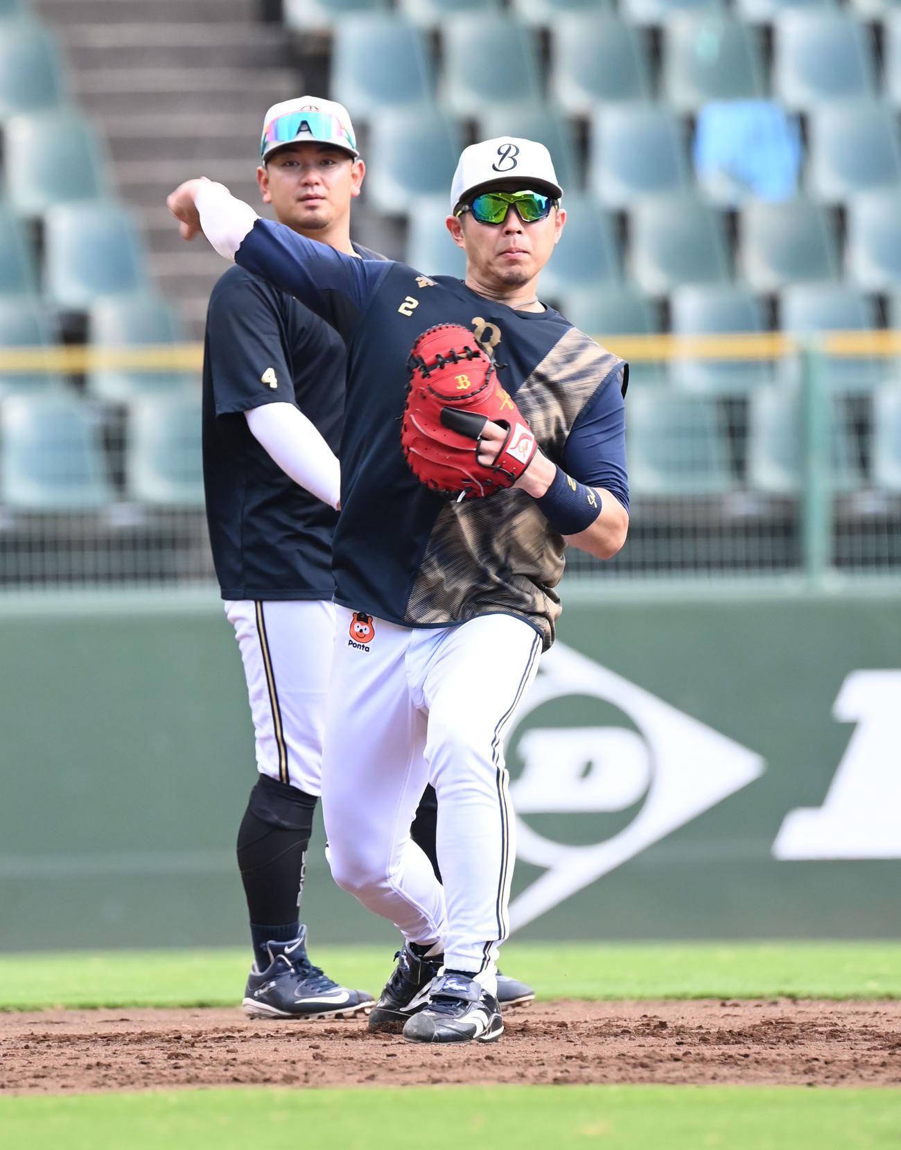 オリックス対西武　ミットを手に森友哉（左）とともにノックを受ける若月（撮影・和賀正仁）