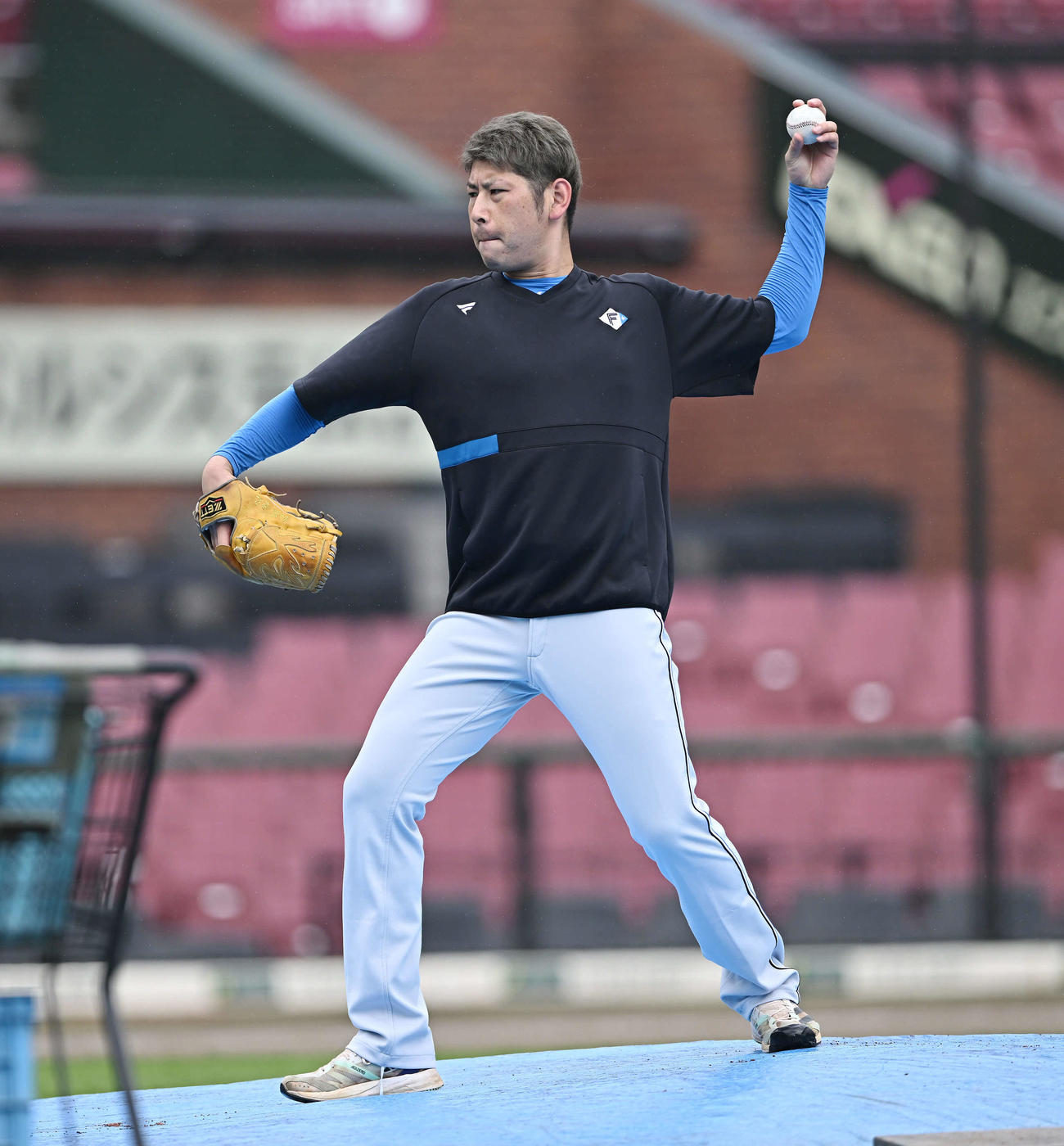 楽天対日本ハム　試合前練習でマウンドを確認する日本ハム加藤貴（撮影・滝沢徹郎）