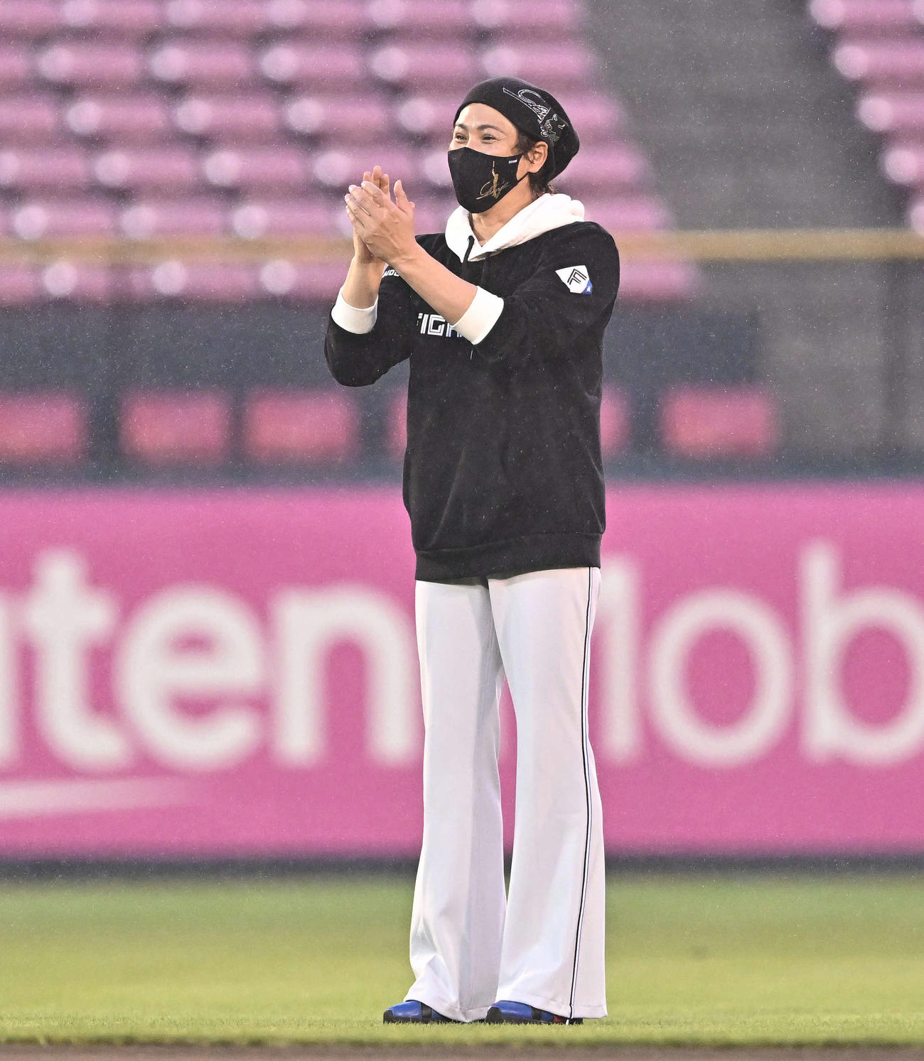 楽天対日本ハム　試合前練習を見守る日本ハム新庄監督は選手に拍手を送る（撮影・滝沢徹郎）