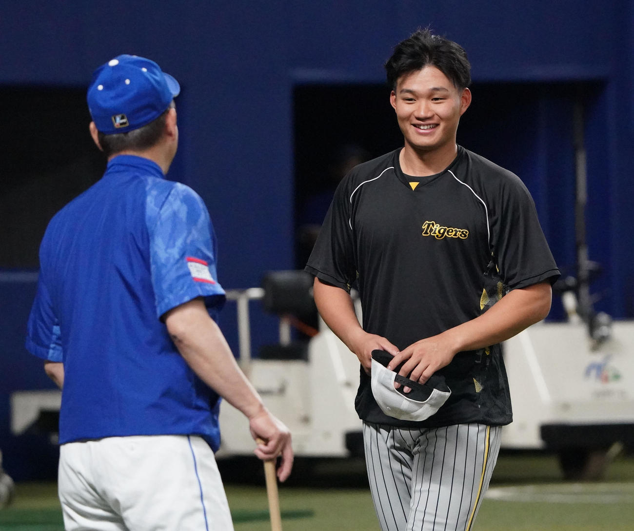 中日対阪神　試合前、立浪監督と言葉を交わす森下（右）（撮影・森本幸一）