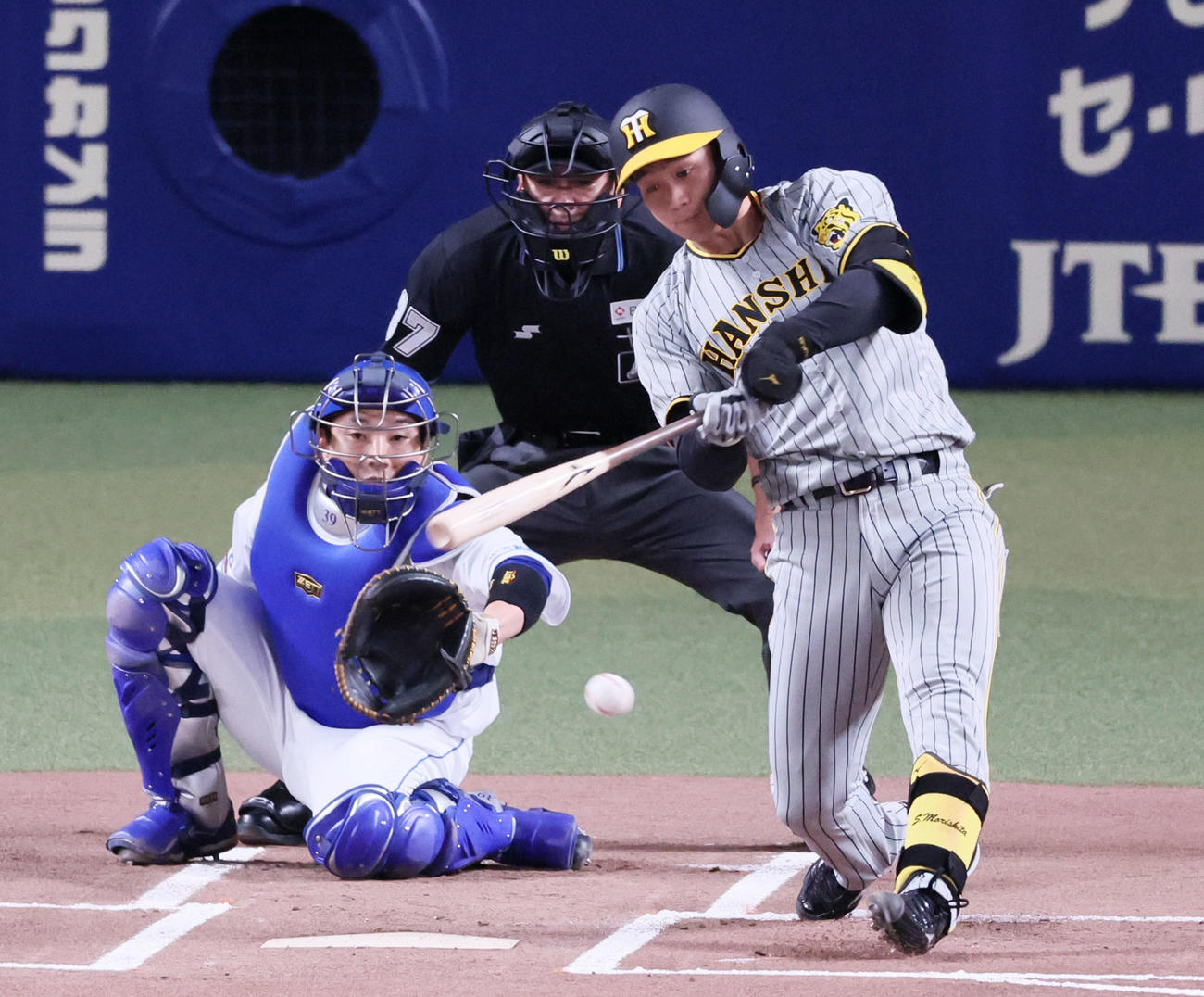 中日対阪神　1回表阪神無死、森下は左前打を放つ（撮影・加藤哉）