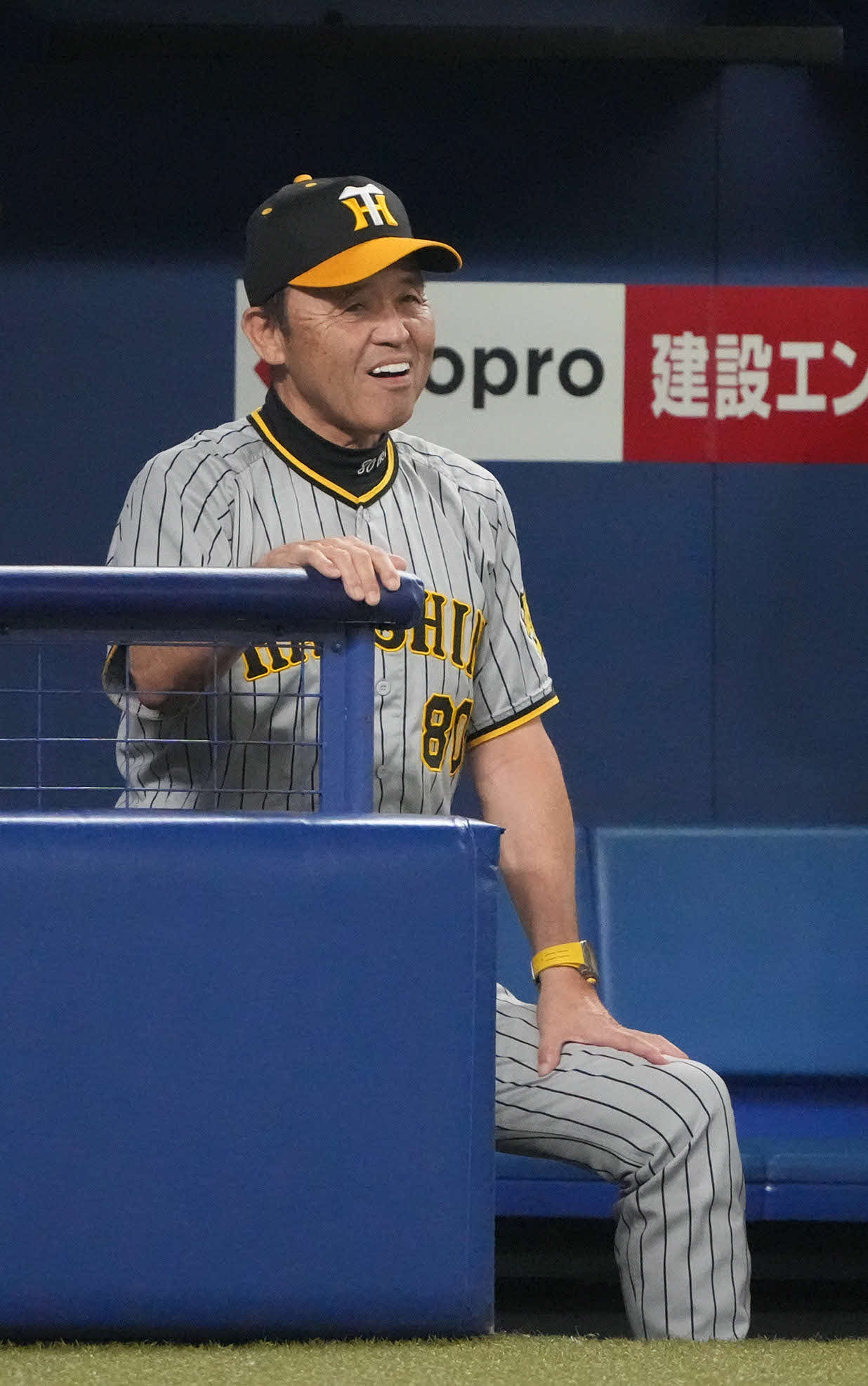中日対阪神　1回表阪神1死満塁、適時失策で追加点を奪い、ベンチで笑顔を見せる岡田監督（撮影・森本幸一）