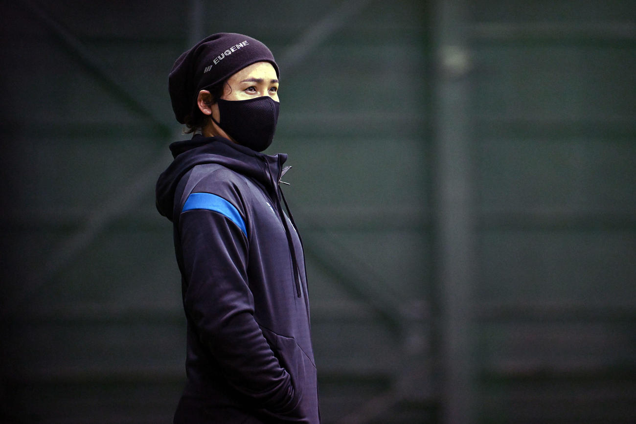 楽天対日本ハム　室内の試合前練習を見守る日本ハム新庄監督（撮影・滝沢徹郎）