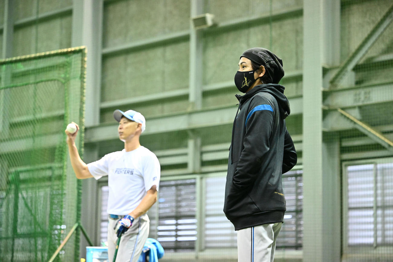 楽天対日本ハム　室内の試合前練習を見守る日本ハム新庄監督（右）と森本コーチ（撮影・滝沢徹郎）