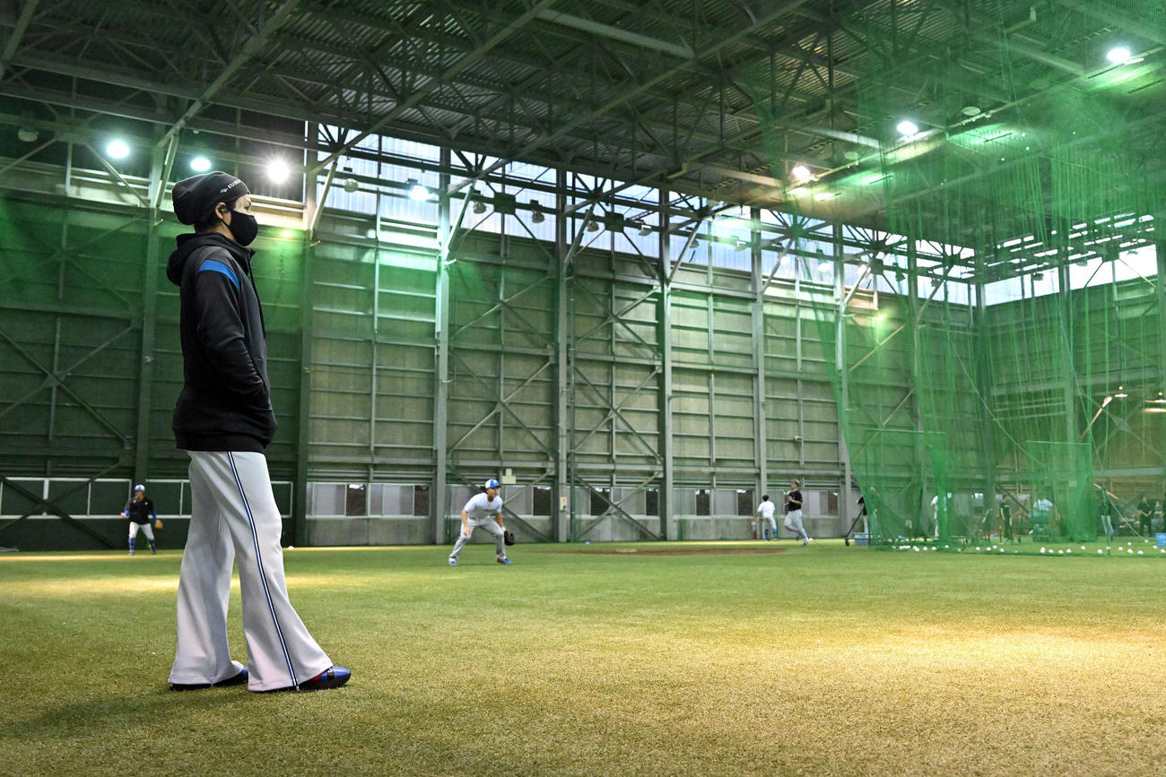 楽天対日本ハム　室内の試合前練習を見守る日本ハム新庄監督（手前）（撮影・滝沢徹郎）