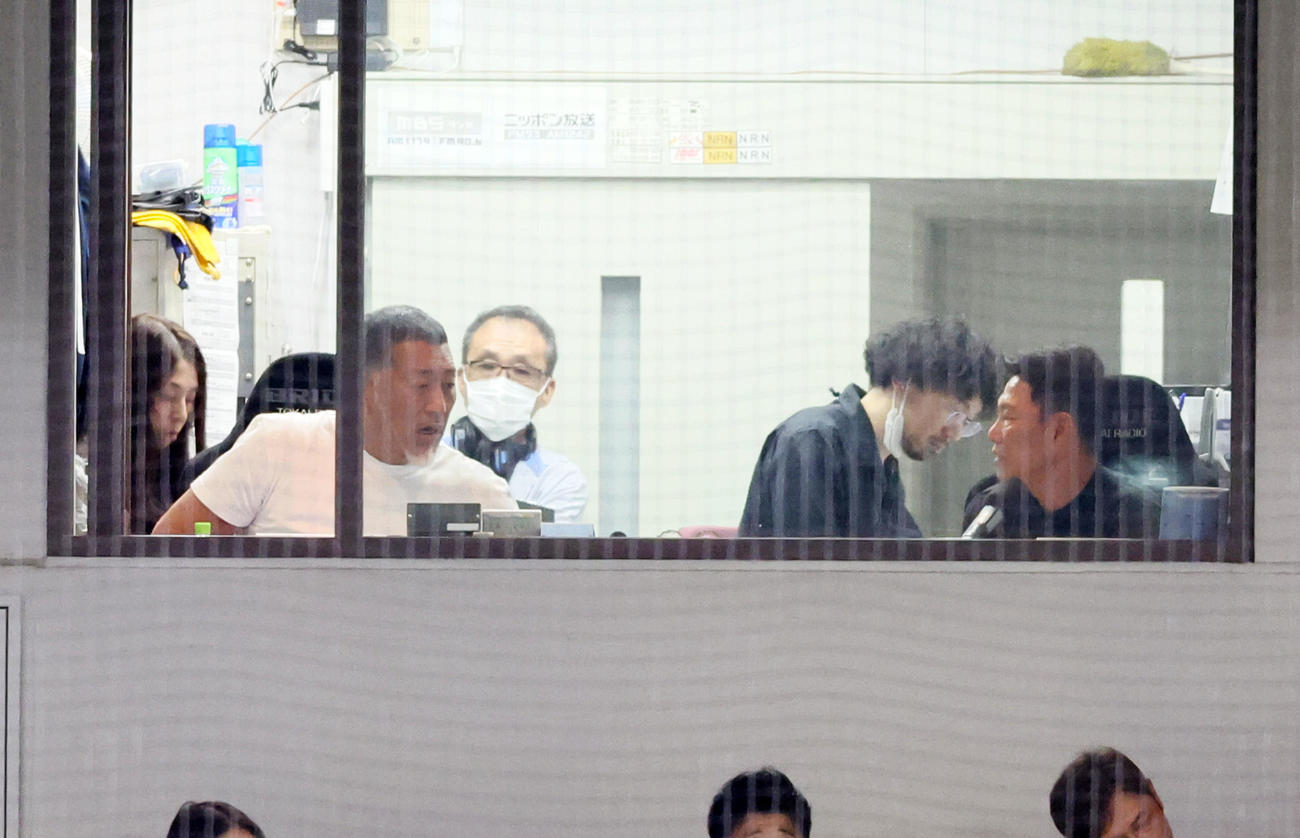 中日対阪神　試合解説を行う清原氏（左）（撮影・加藤哉）