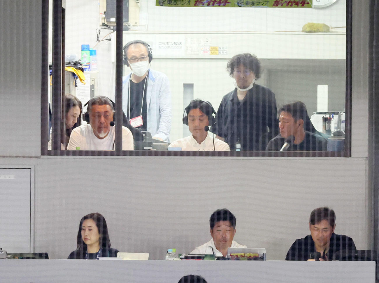 中日対阪神　試合の解説を行う清原氏（左）（撮影・加藤哉）