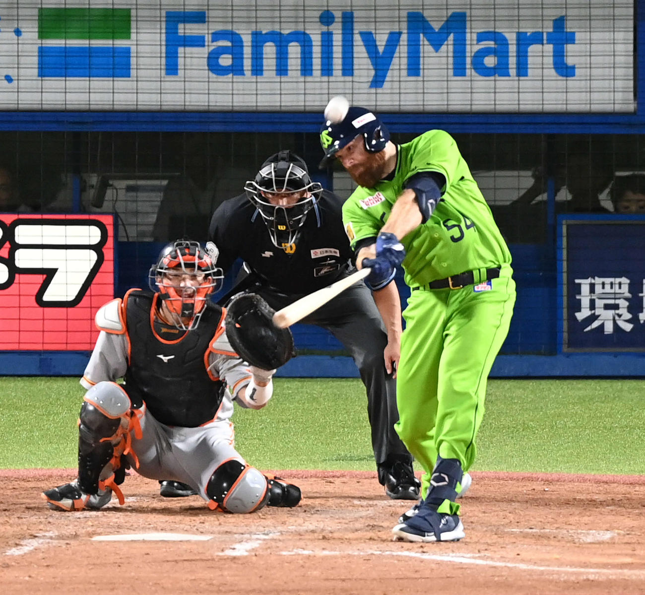 ヤクルト対巨人　4回裏ヤクルト2死一塁、サイスニードは左越え2点本塁打を放つ（撮影・山崎安昭）