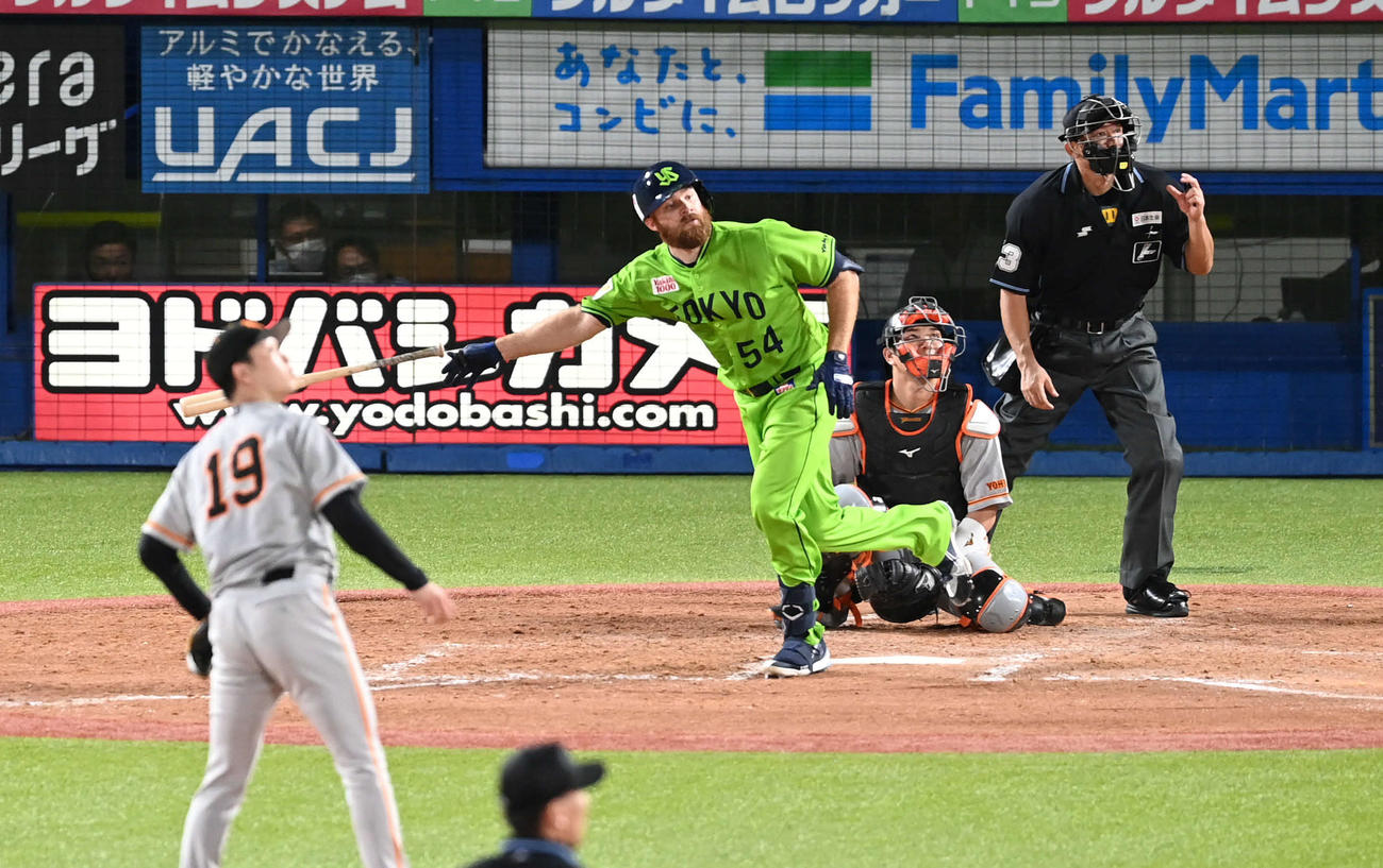 ヤクルト対巨人　4回裏ヤクルト2死一塁、サイスニードは左越え2点本塁打を放つ。投手山崎伊（撮影・山崎安昭）