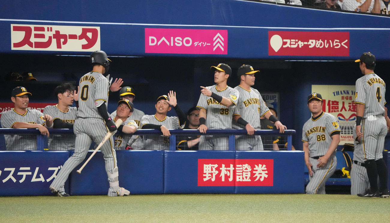 中日対阪神　3回表阪神1死二、三塁、犠飛を放った木浪を迎える阪神ナイン（撮影・森本幸一）