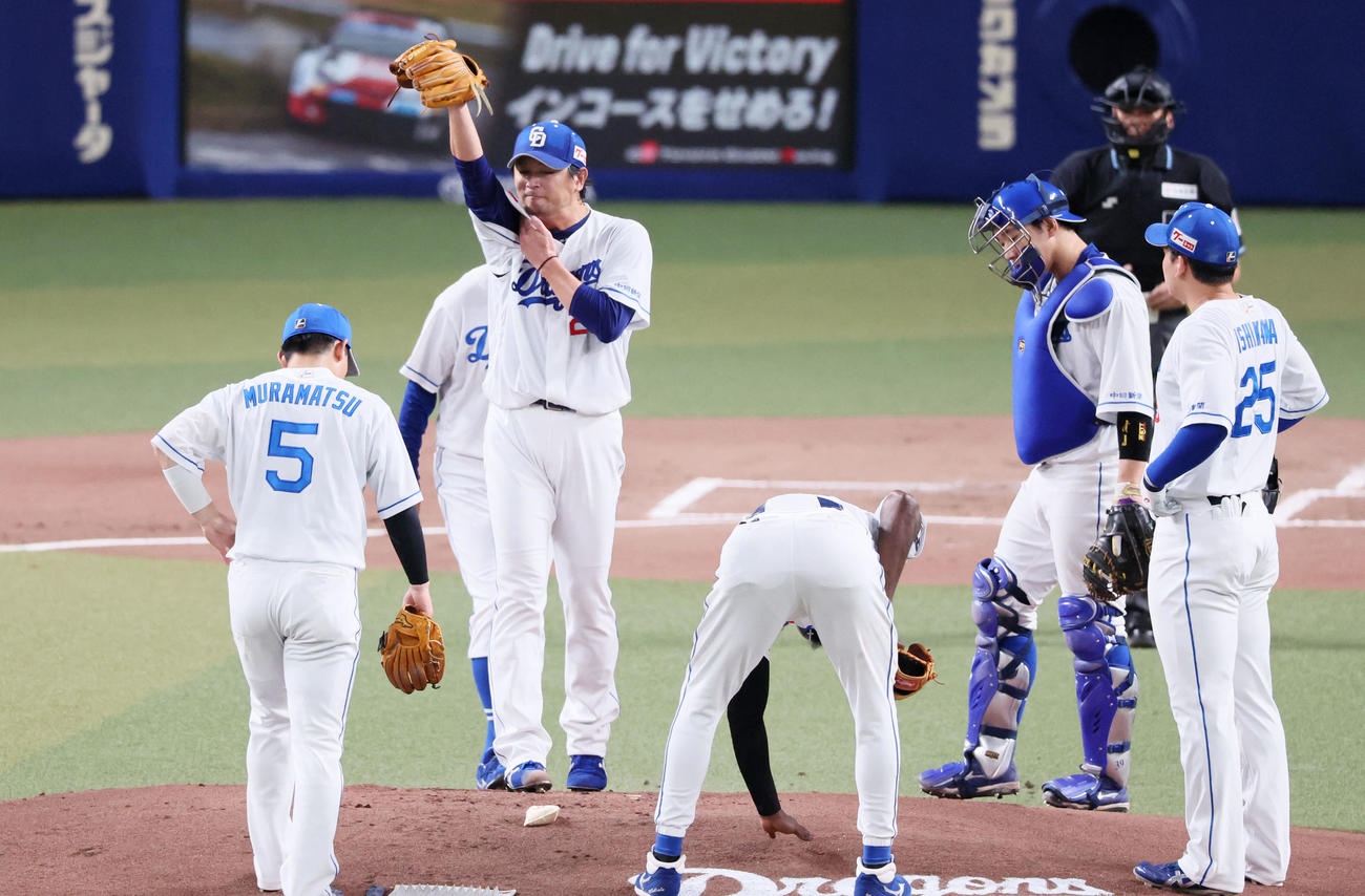 中日対阪神　1回表阪神1死満塁、打者ノイジーを迎え涌井のもとへ集まる中日ナイン（撮影・加藤哉）