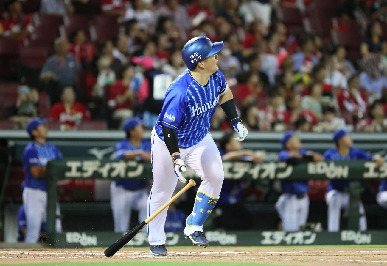 広島対DeNA 4回表DeNA2死、牧は先制左越え本塁打を放つ（撮影・加藤孝規）