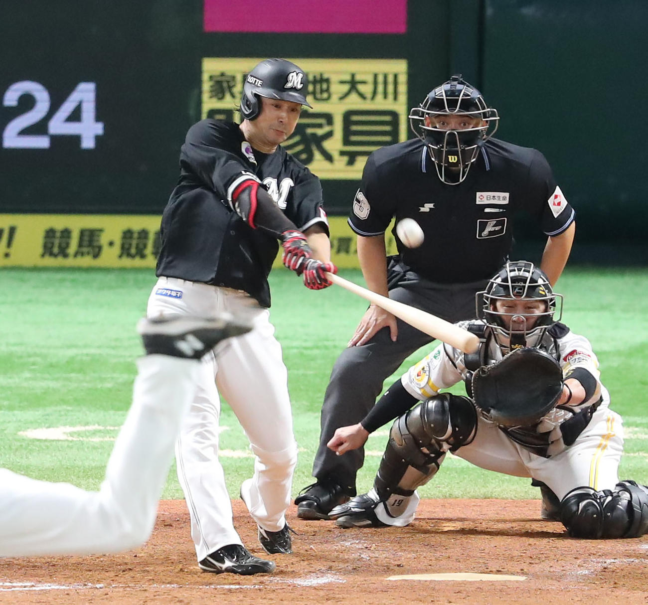 ソフトバンク対ロッテ　4回表ロッテ2死二塁、藤岡は右中間に2点本塁打を放つ（撮影・梅根麻紀）
