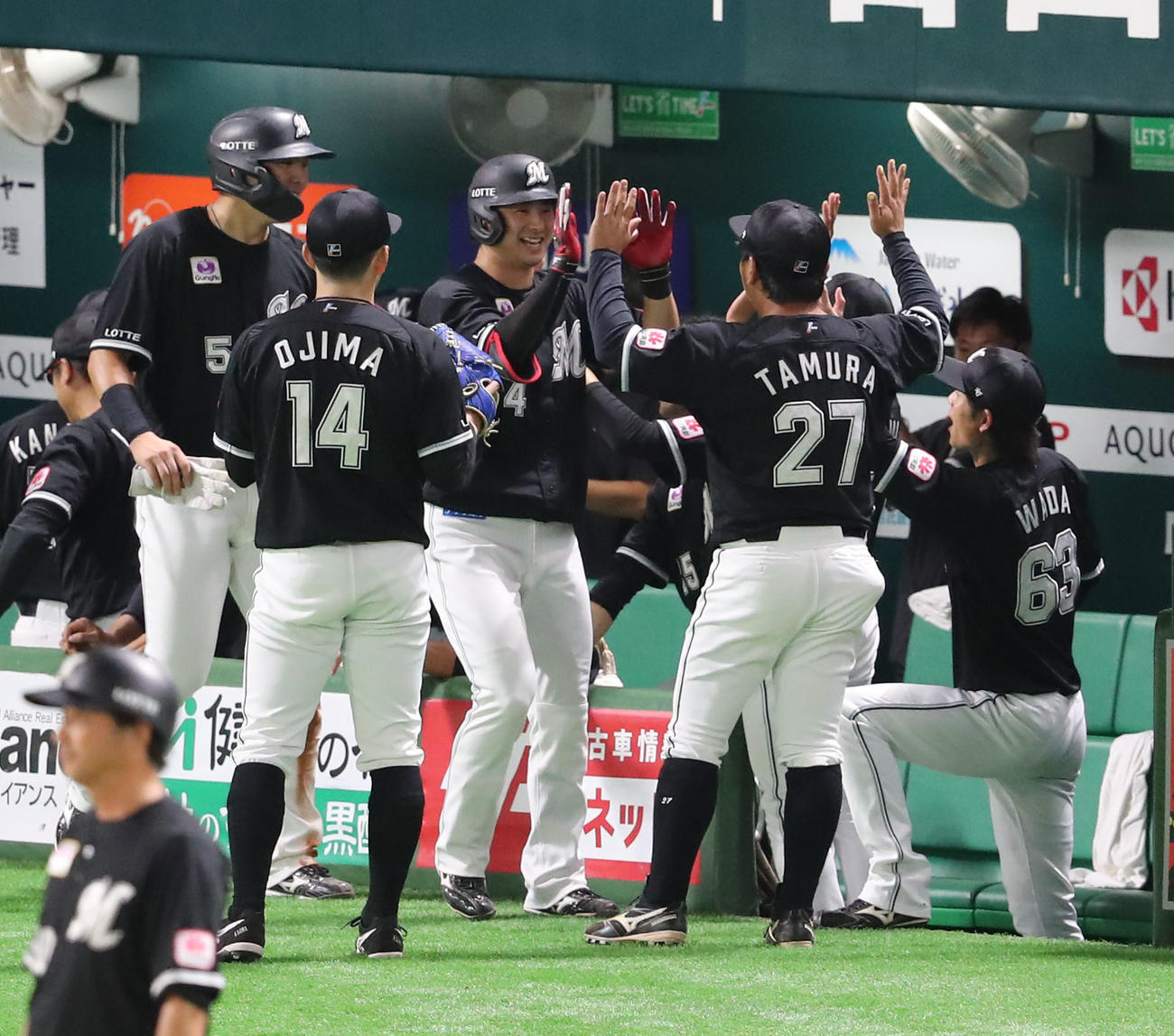 ソフトバンク対ロッテ　4回表ロッテ2死二塁、藤岡は右中間に2点本塁打を放つ、大喜びのナイン（撮影・梅根麻紀）