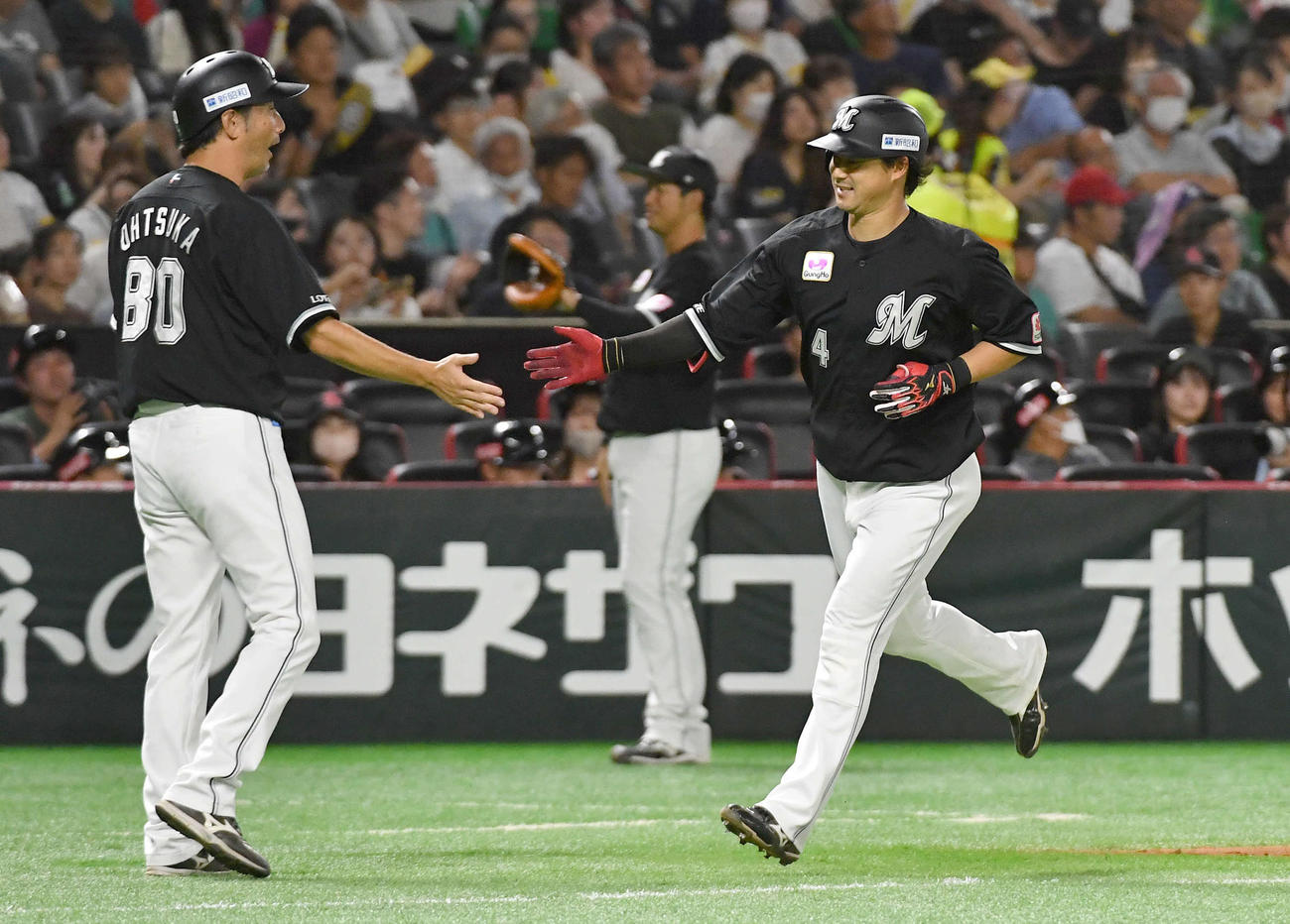 ソフトバンク対ロッテ　4回表ロッテ2死二塁、右中間へ2点本塁打を放ち、大塚コーチ（左）とタッチを交わしながら本塁へ走る藤岡（撮影・岩下翔太）