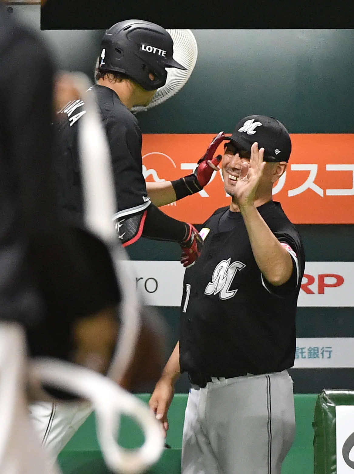 ソフトバンク対ロッテ　4回表ロッテ2死二塁、右中間へ2点本塁打を放った藤岡（左）と笑顔でタッチを交わす吉井監督（撮影・岩下翔太）