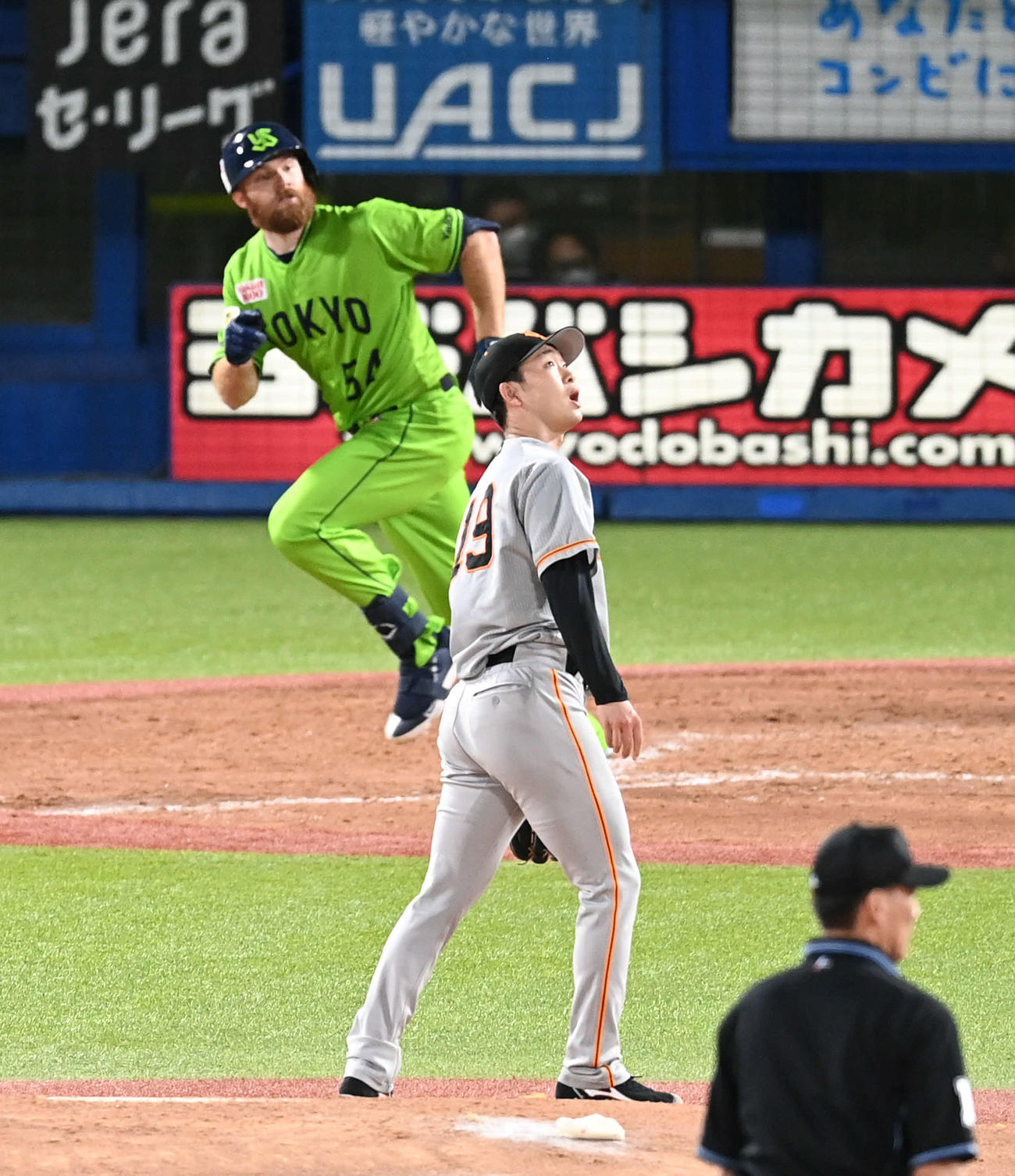 ヤクルト対巨人　4回裏ヤクルト2死一塁、山崎伊はサイスニードに左越え2点本塁打を許す（撮影・山崎安昭）