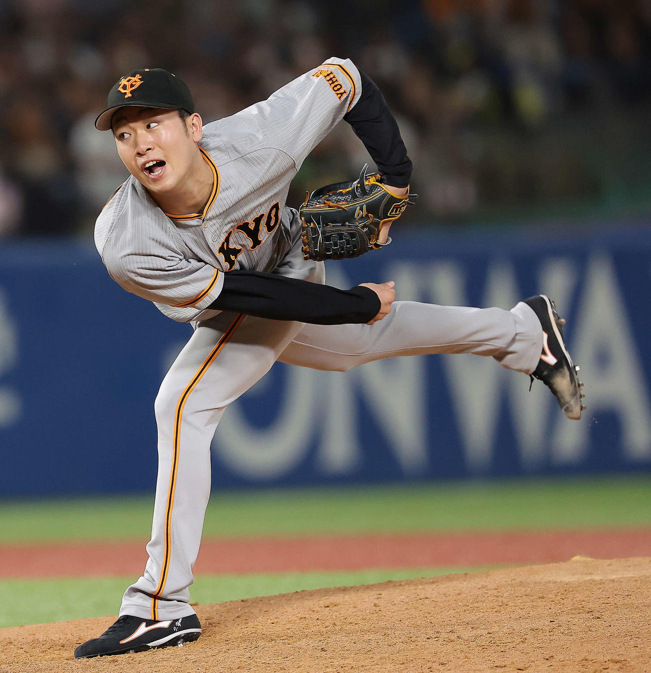 ヤクルト対巨人　4回裏、力投する山崎伊（撮影・河田真司）