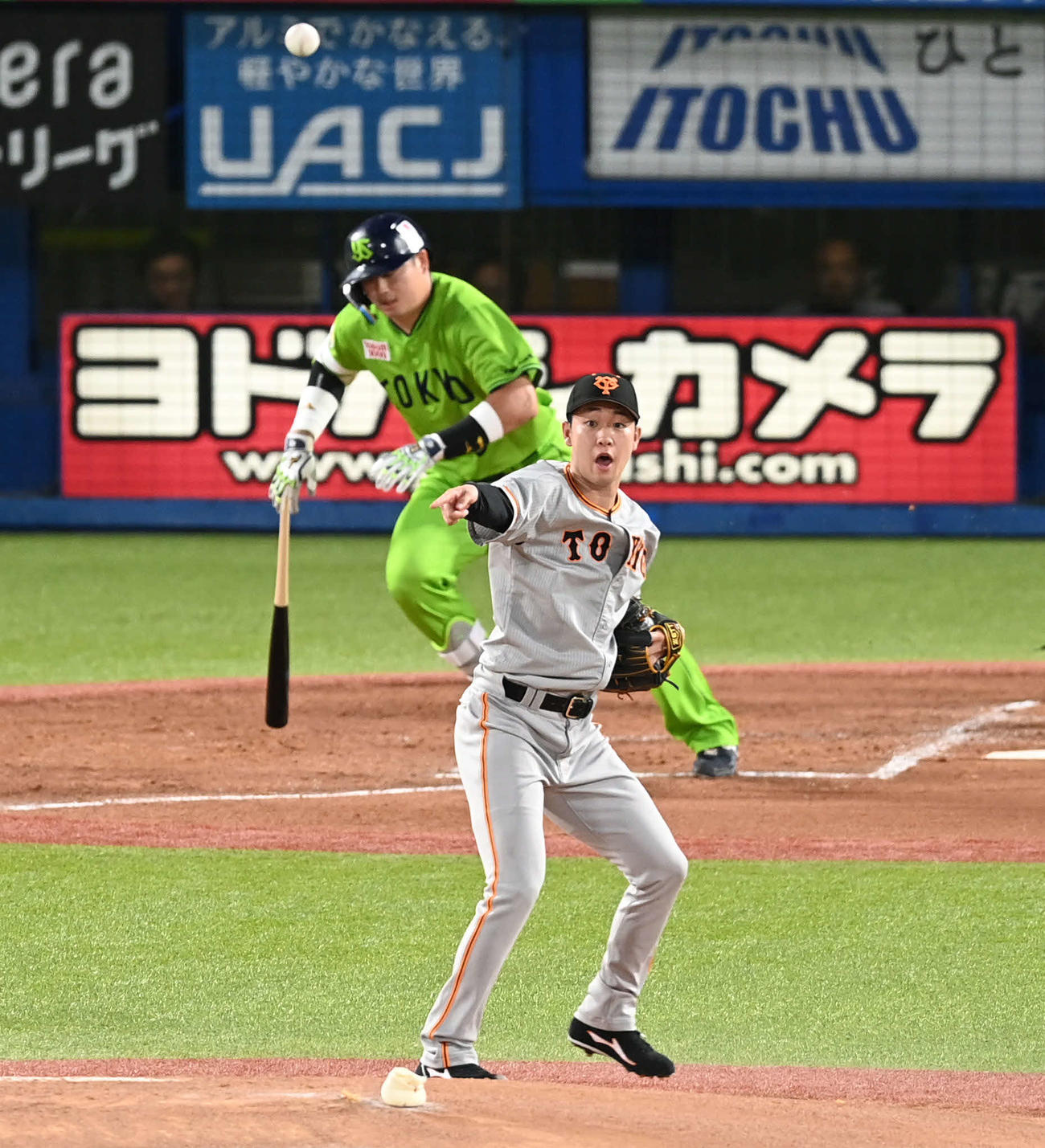 ヤクルト対巨人　1回裏ヤクルト1死一、二塁、山崎伊（手前）は村上を遊ゴロ併殺に仕留める（撮影・山崎安昭）