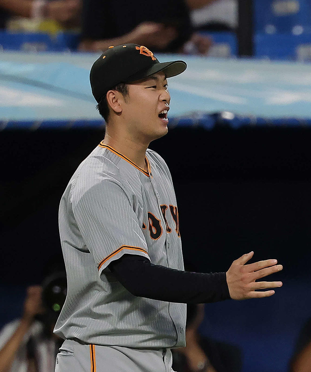 ヤクルト対巨人　1回裏を抑え、ナインを迎える山崎伊（撮影・河田真司）