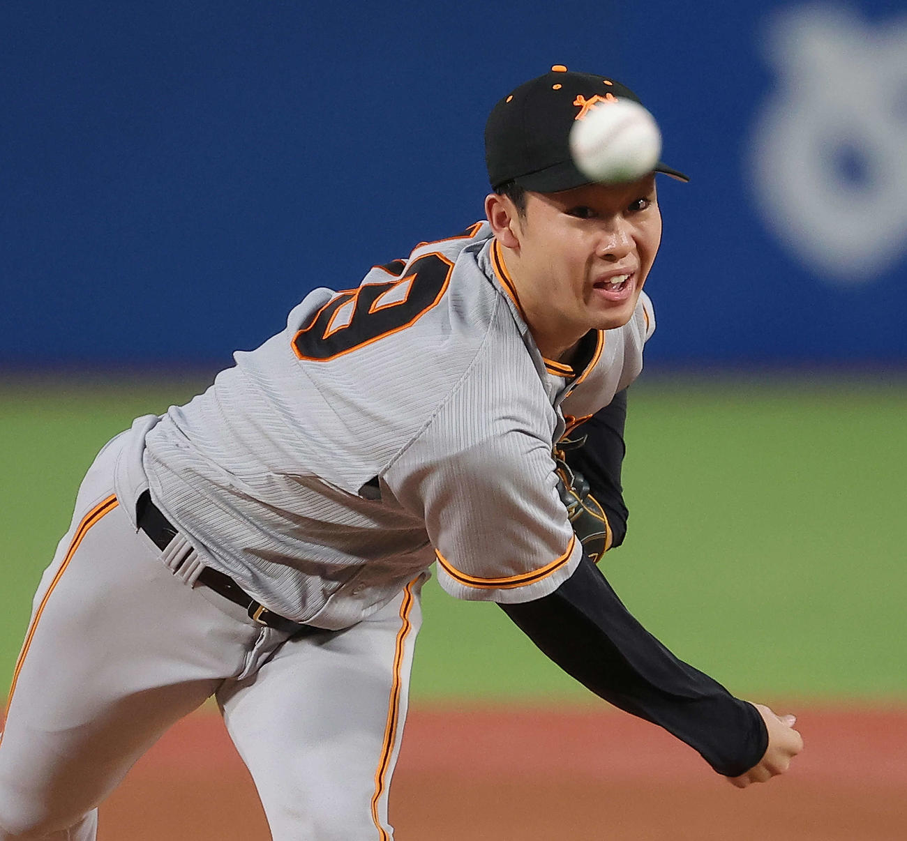 ヤクルト対巨人　巨人先発の山崎伊（撮影・河田真司）