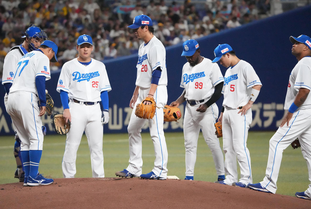 中日対阪神　1回表阪神1死満塁、マウンドの涌井（中央）のもとに集まる中日ナイン（撮影・森本幸一）