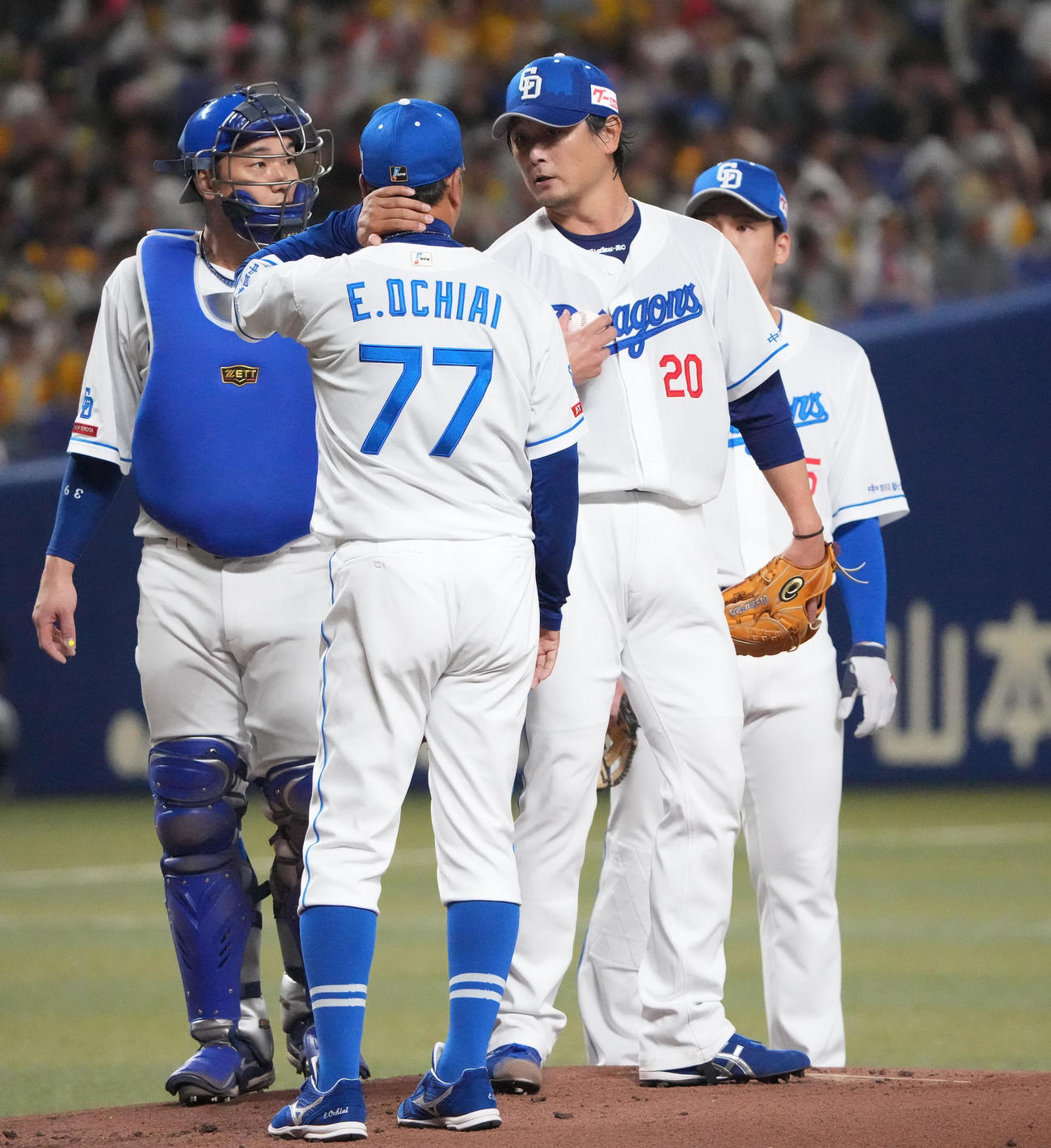 中日対阪神　1回表阪神1死満塁、マウンドの涌井（右から2人目）のもとに集まる中日ナイン（撮影・森本幸一）