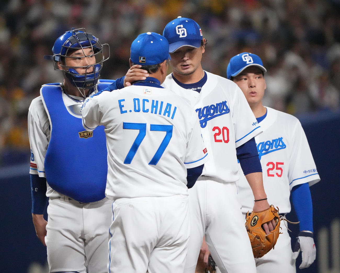 中日対阪神　1回表阪神1死満塁、マウンドの涌井（中央）のもとに集まる中日ナイン（撮影・森本幸一）