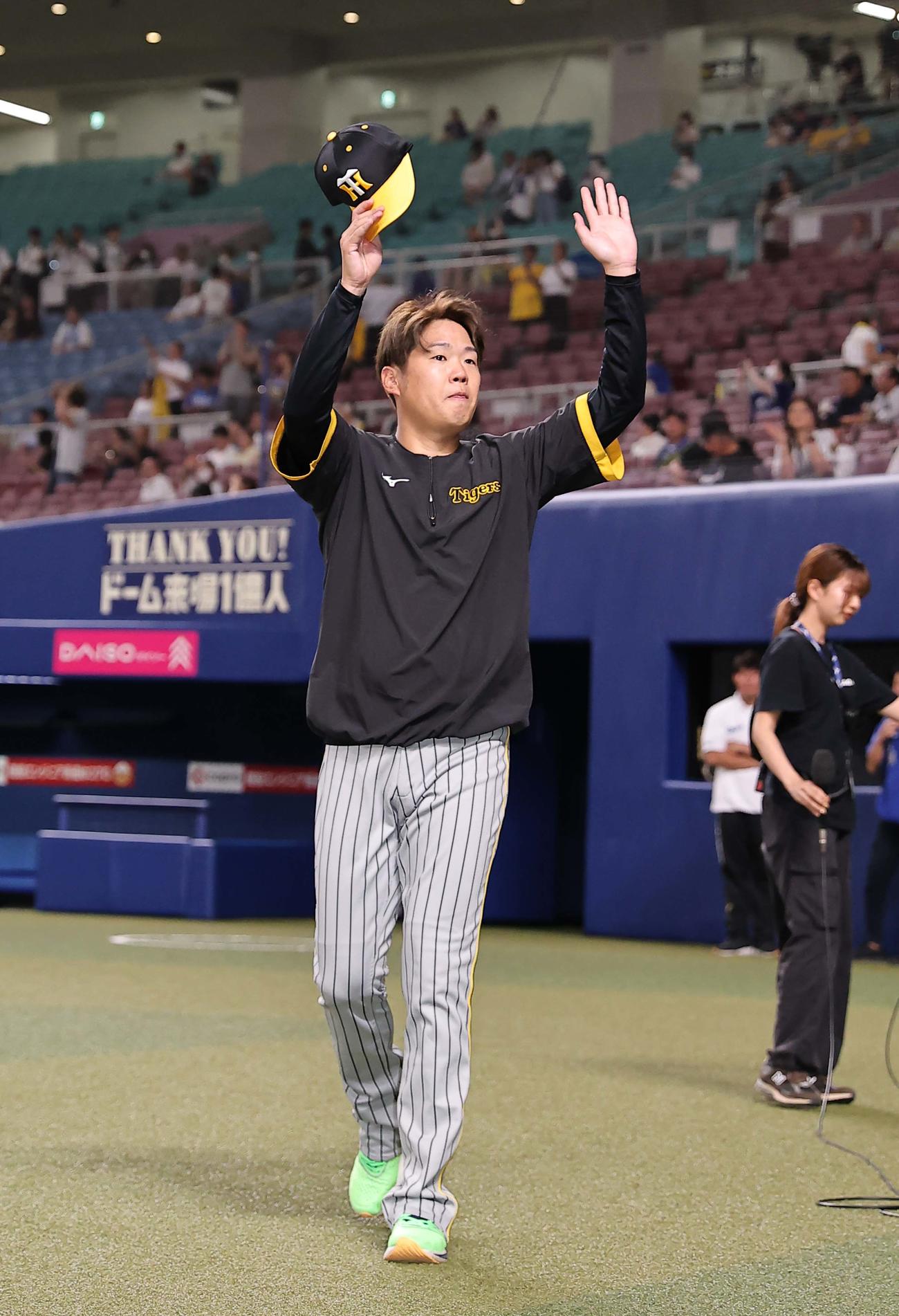 中日対阪神　ヒーローインタビューを終えファンの歓声に手を上げて応える西勇（撮影・上田博志）