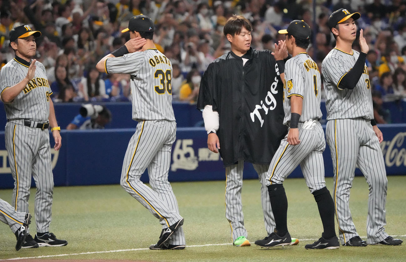 中日対阪神　試合終了、ナインを迎える岡田監督（左）と西勇（左から2人目）（撮影・森本幸一）