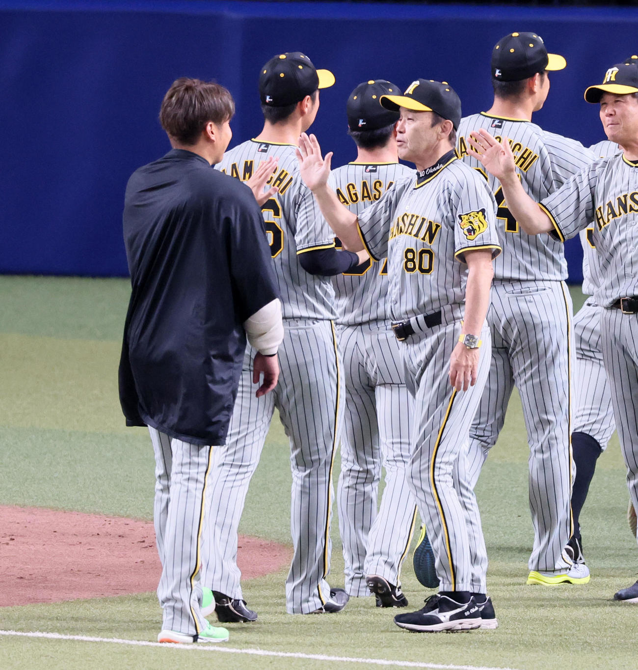 中日対阪神　中日に勝利し西勇（左）とタッチする岡田監督（撮影・加藤哉）