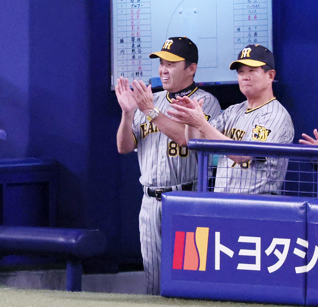 中日対阪神　3回表阪神1死二、三塁、岡田監督は木浪の中犠飛で三塁走者ノイジーが生還しベンチで笑顔を見せる（撮影・加藤哉）