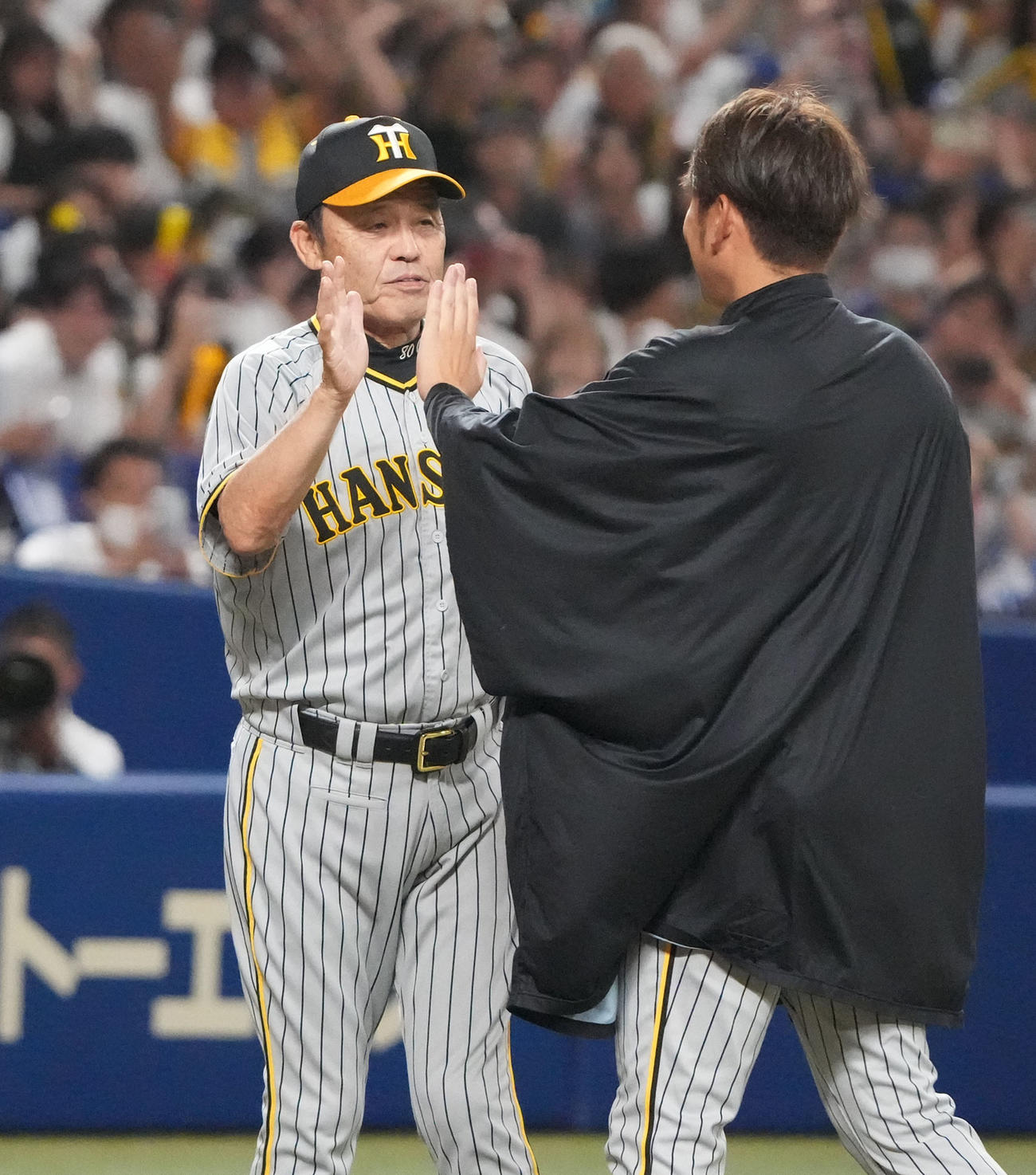 中日対阪神　試合終了、西勇を迎える岡田監督（左）（撮影・森本幸一）