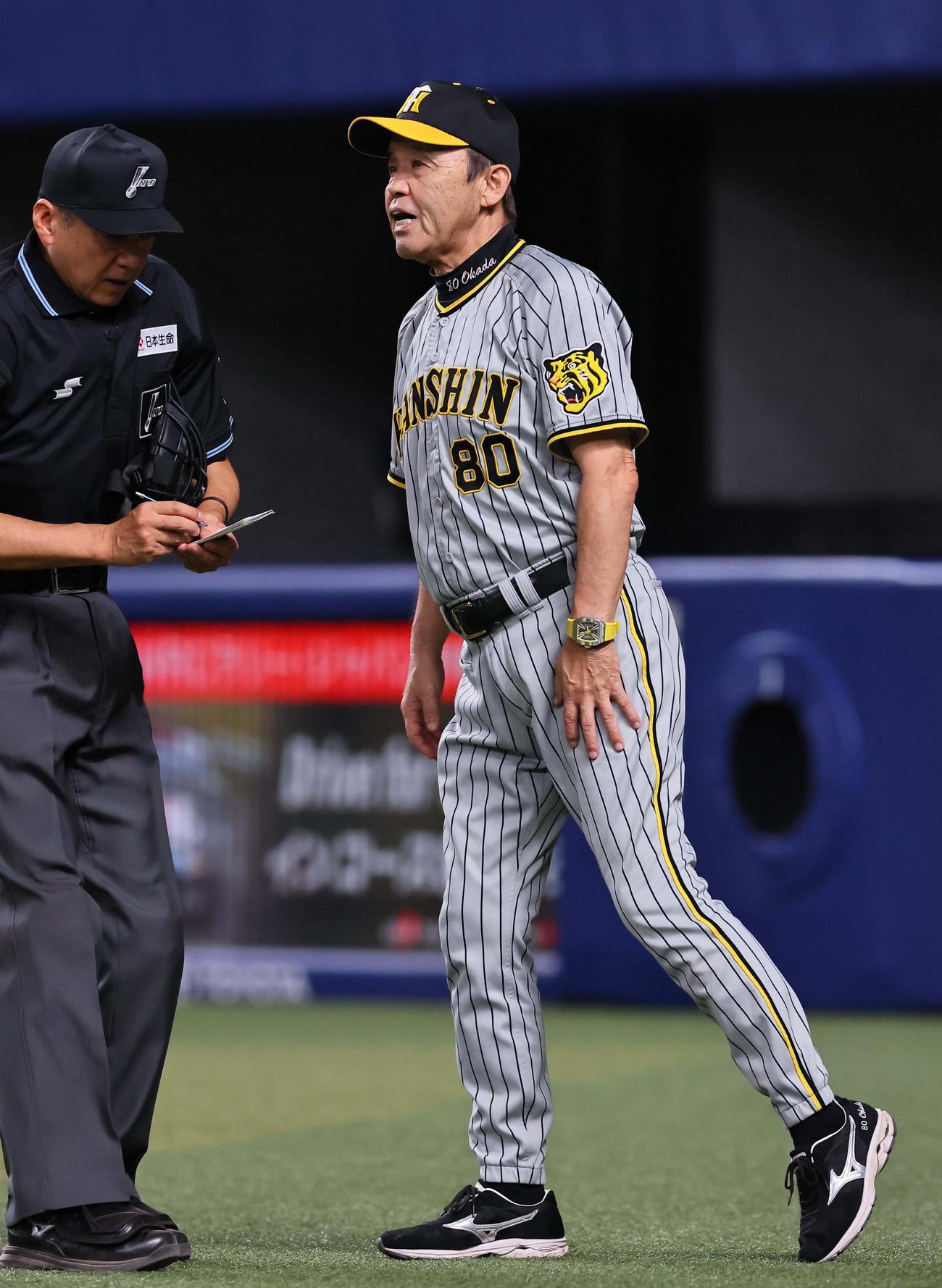中日対阪神　選手交代を告げる岡田監督（撮影・上田博志）