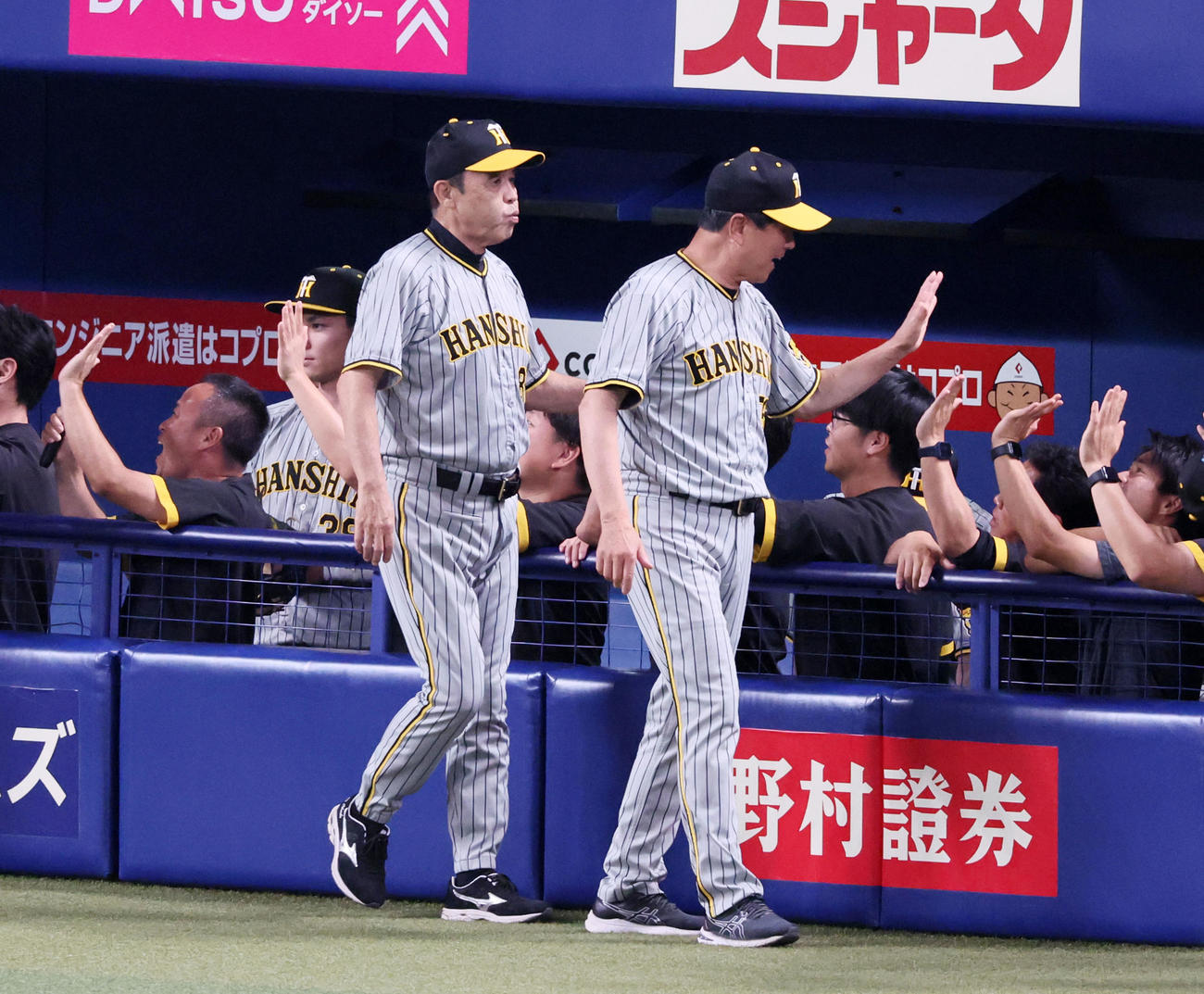 中日対阪神　中日に勝利しベンチのナインとタッチして引き揚げる岡田監督（撮影・加藤哉）