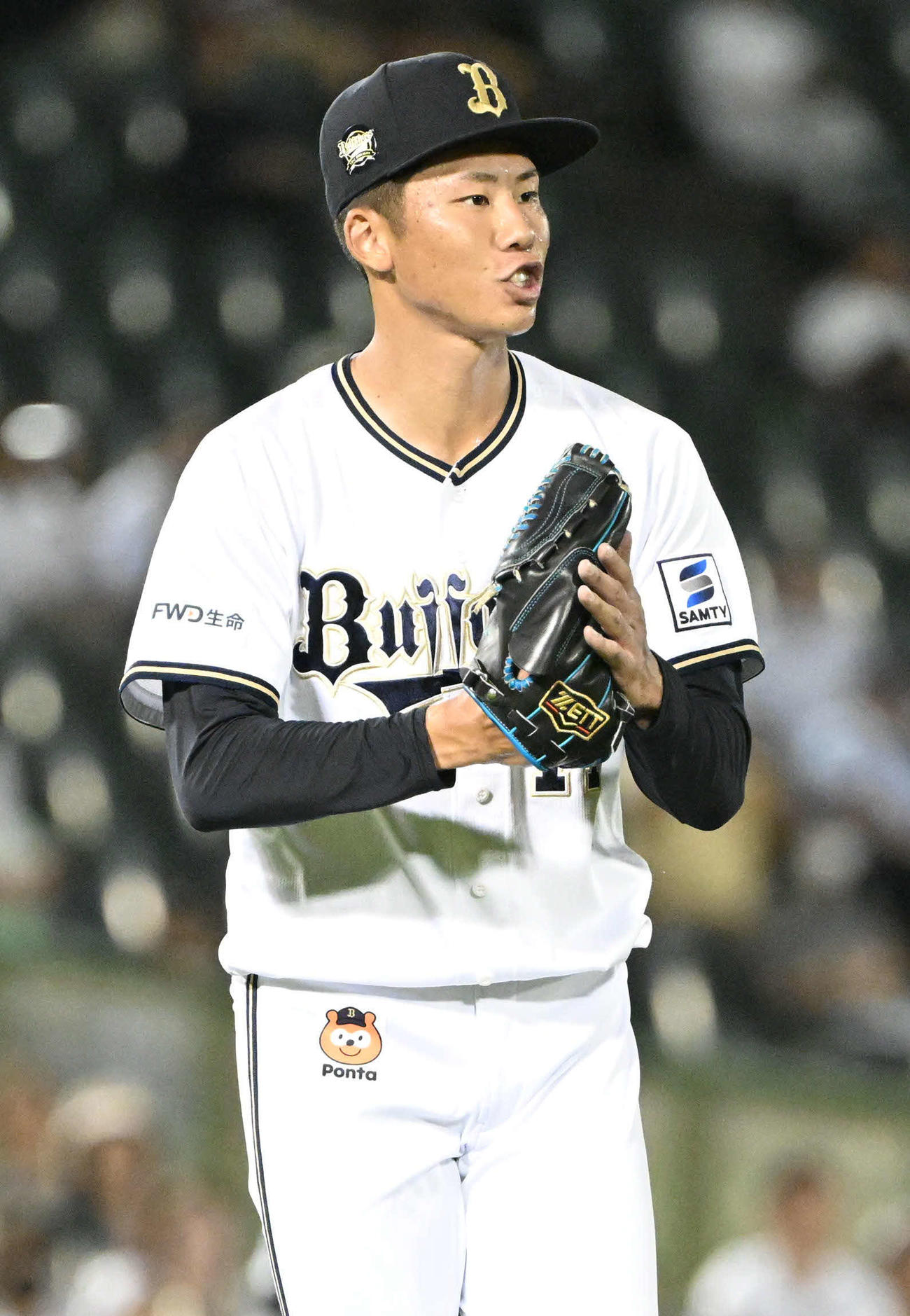 オリックス対西武　4回表西武1死一塁、栗山を三ゴロ併殺に打ち取り手をたたく曽谷（撮影・和賀正仁）