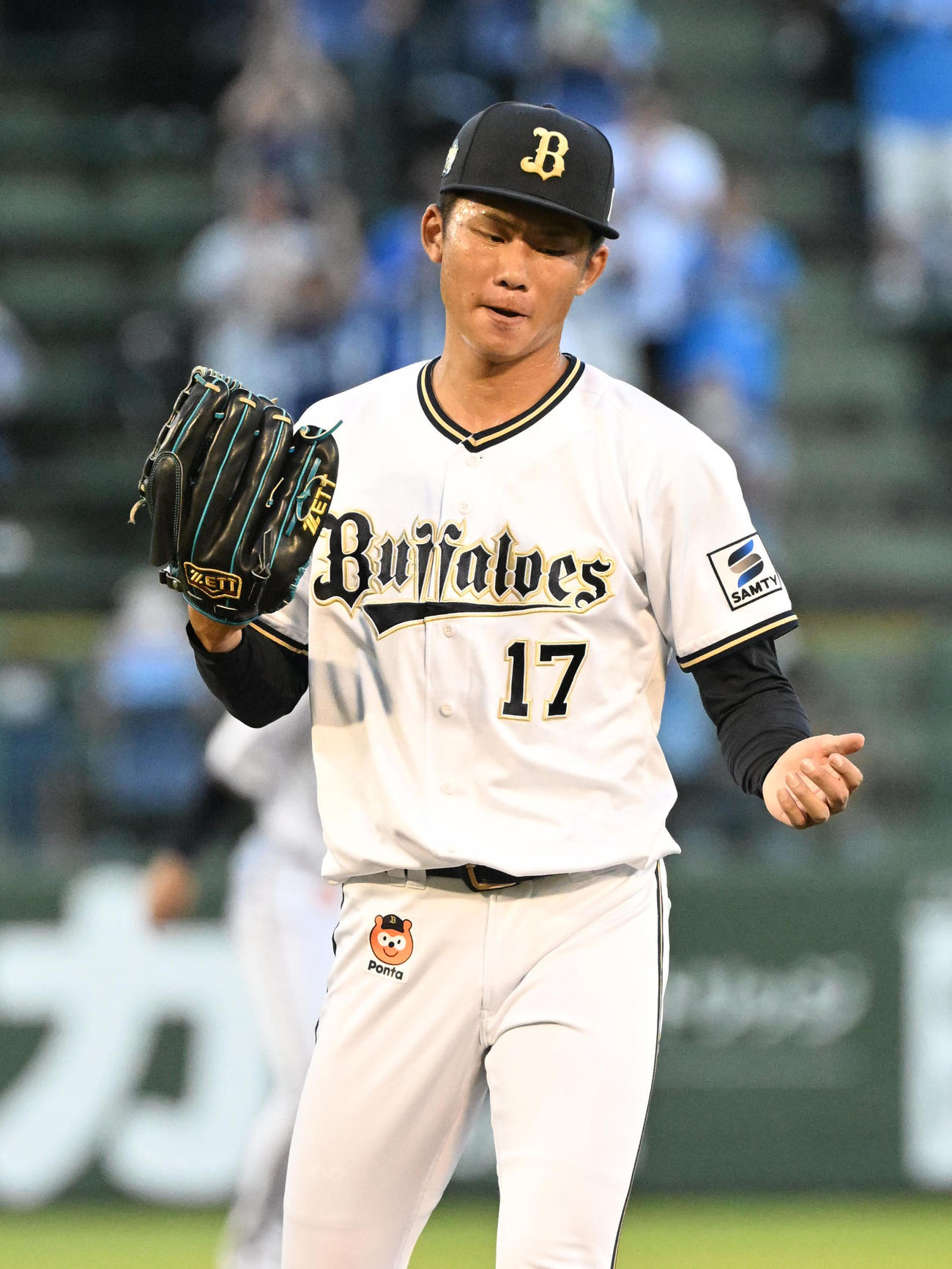 オリックス対西武　初回を無失点に抑え手をたたいてベンチに戻るオリックス曽谷（撮影・和賀正仁）